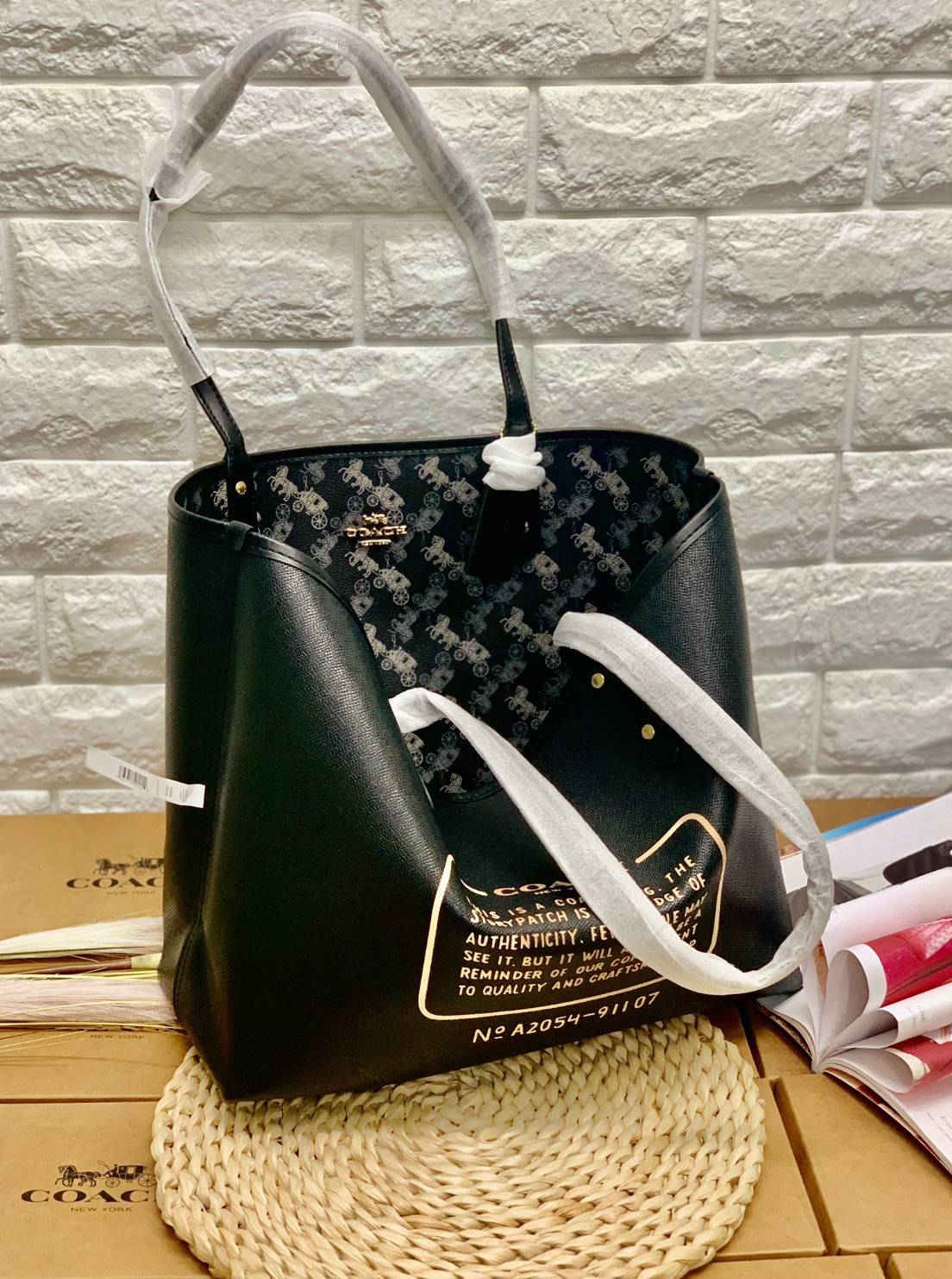 COACH 91107 REVERSIBLE CITY TOTE WITH HORSE AND CARRIAGE PRINT ใช้ได้ 2 ด้าน 🔺ทรง Tote รุ่นแนะนำค่ะ!! วัสดุ pvc อย่างดี นิ่มยวบตัวสวย ลายรถม้าทั้งใบค่ะ (ในไทยหายากค่ะลายนี้) 📌สามารถใช้ได้ทั้งด้านในและด้านนอกนะคะ สวยทั้ง2ด้านเลยทีเดียว เป็น