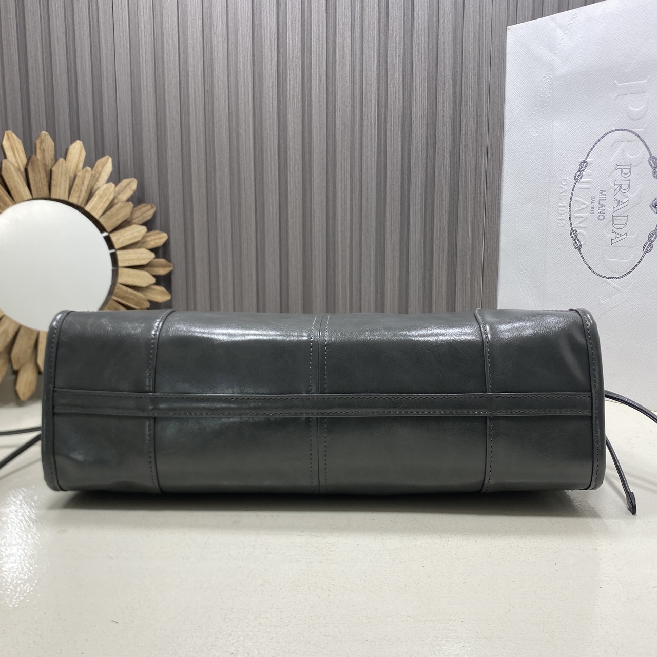 ORI หนังแท้ | Prada Bonnie Large Sueded Handbag Cinnamon 38cm กระเป๋าสะพายทรงโท้ทใบใหญ่ งานหนังกลับโทนสีน้ำตาล โดดเด่นด้วยดีไซน์ที่เน้นความประณีตแต่ใช้งานได้จริง