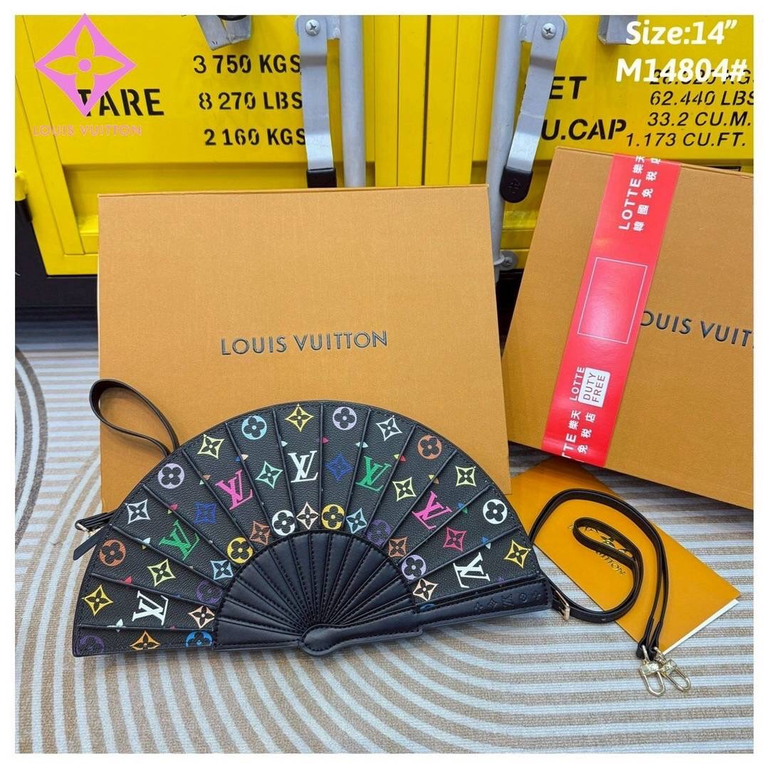 LV Fan Clutch Bag Monogram Flower กระเป๋าทรงคลัชรูปทรงคล้ายพัดพับได้ ดีไซน์น่ารักสดใส ใหม่ล่าสุด โดดเด่นไม่เหมือนใคร