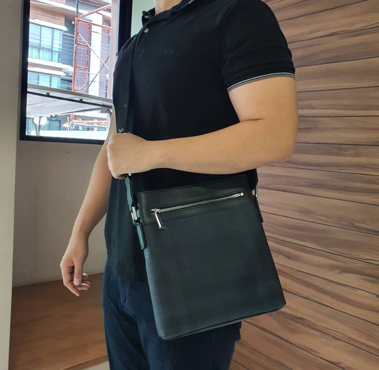 พร้อมเป็นของขวัญ มอบให้คุณผู้ชายแล้วค่ะ สำหรับ BURBERRY CROSSBODY VINTAGE BAG VIP GIFT WITH PURCHASE (GWP) พรีเมี่ยมกิ๊ฟ Limited Edition จากBURBERRY วัสดุหนังโทนสีสุภาพ คลาสสิก ตกแต่งด้วยซิปสะดวกใช้ด้านหน้า ช่องหลักเปิดปิดด้วยซิปยาวด้านบน พร้อมช่องซิปอีกห