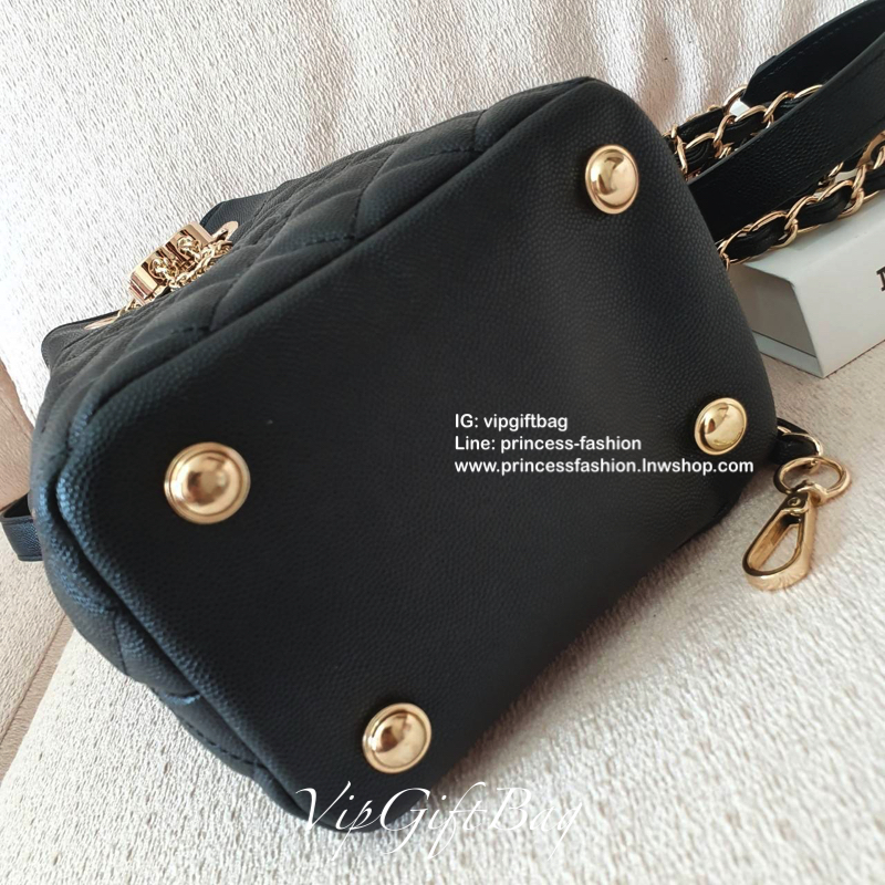 รุ่นใหม่ส่งท้ายปีกับ CHANEL CAVIER BUCKET CROSSBODY BAG งาน VIP GIFTจากเคาเตอร์้แบรนด์ดังระดับโลก ทรง MINI BUCKET จีบน่ารัก ขนาดมินิ หนังคาเวียร์เต็มใบ อะไหล่ทอง เปิดปิดด้วยการรูดปากจีบและกระดุมแม่เหล็กซ้อนอีกชั้น ด้านในใส่ขอฃจุกจิก กระเป๋าสตางค์แบบสั้นแล
