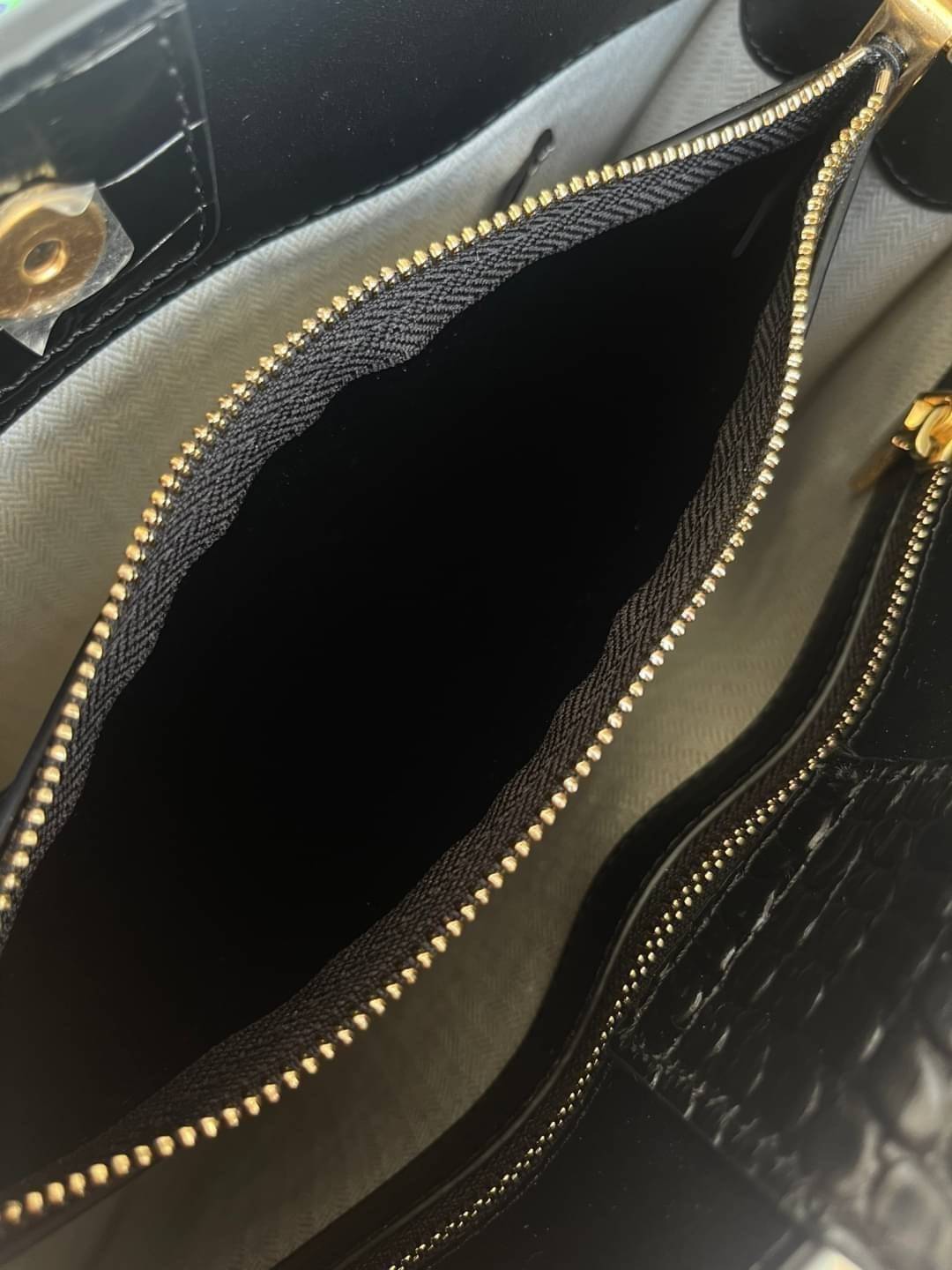 Tory Burch Walker Embossed Small Satchel Collection นี้เหมาะสำหรับผู้หญิงที่มีความสุขุมและเป็นผู้ใหญ่ เพราะดีไซน์ของกระเป๋าหนังรุ่นนี้ได้ผลิตออกมาโดยเน้นความเรียบง่าย เป็นทางการและดูแพง