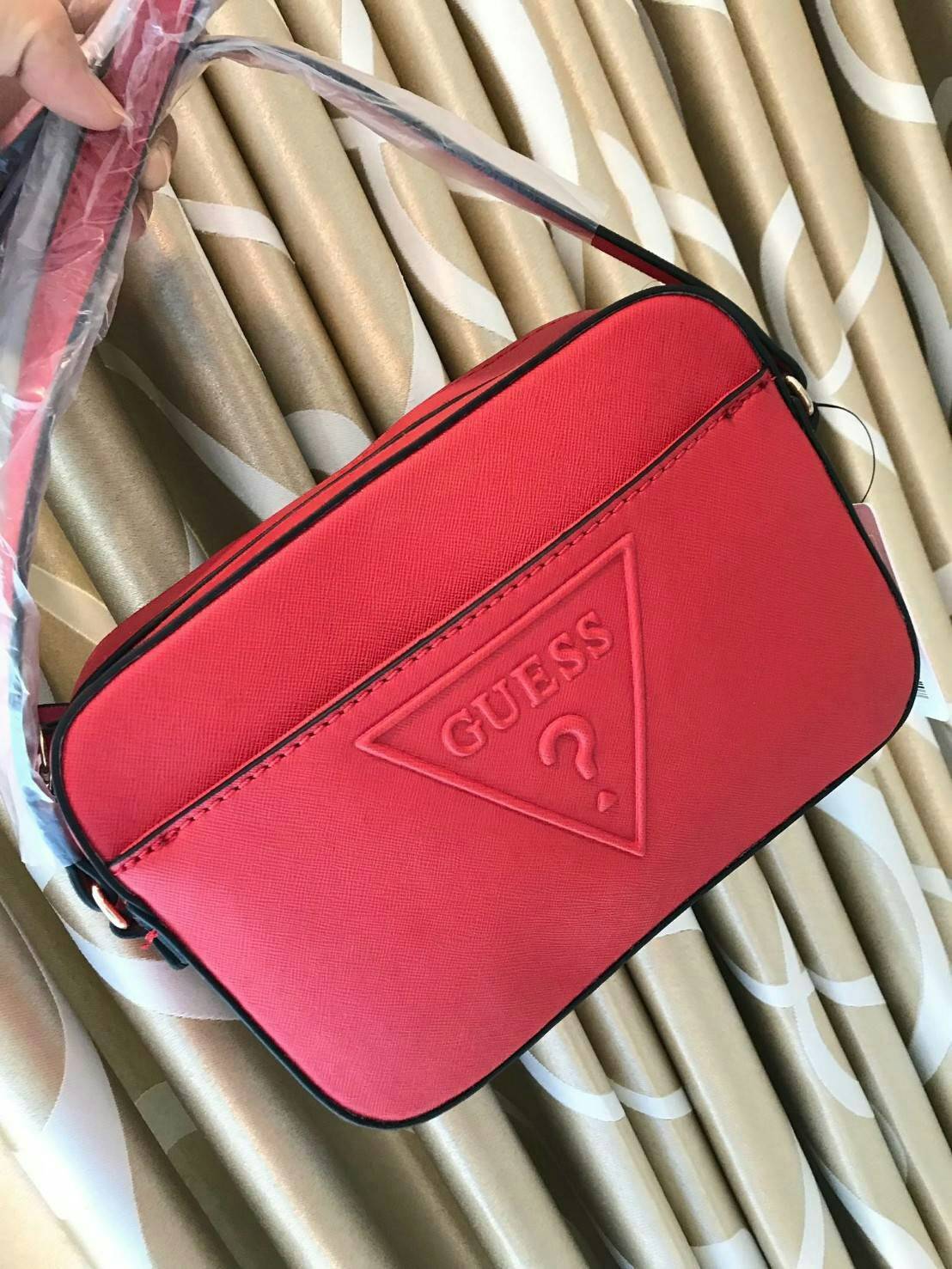 GUESS CROSSBODY BAG กระเป๋าสะพายรุ่นใหม่ ทรงเหลี่ยมตั้งอยู่ทรง วัสดุหนังSaffiano ด้านหน้าปั้มลายโลโก้นูน เปิดปิดด้วยซิปเดียวด้านบน ภายในกว้างใส่กระเป๋าสตางค์ใบยาวได้ ด้านหน้ามีช่องเล็ก1ช่อง ภายในมีช่องซิปเล็ก1ช่อง แยกเป็นสัดส่วน ด้านในบุผ้าลายสกรีน น้ำหนั