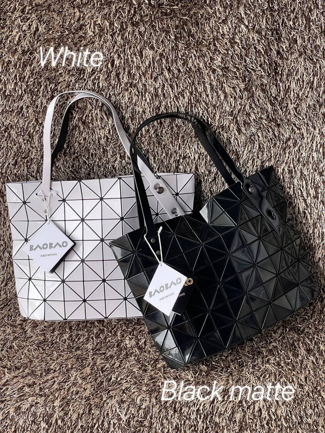 Bao Bao Issey Miyake ROCK MATTE ซีรีส์นี้จะเป็นทรงสี่เหลี่ยมผืนผ้า มีซิปปิดด้านบน ถือเป็นรุ่นที่เหมาะกับการใช้งานในชีวิตประจำวัน สามารถพับมุมและบริเวณด้านล่างของกระเป๋าเพื่อเพิ่มความสะดวกสบายในการใช้งาน ทั้งยังช่วยให้วางกระเป๋าในแนวตั้งได้อีกด้วย แผ่นต่อส