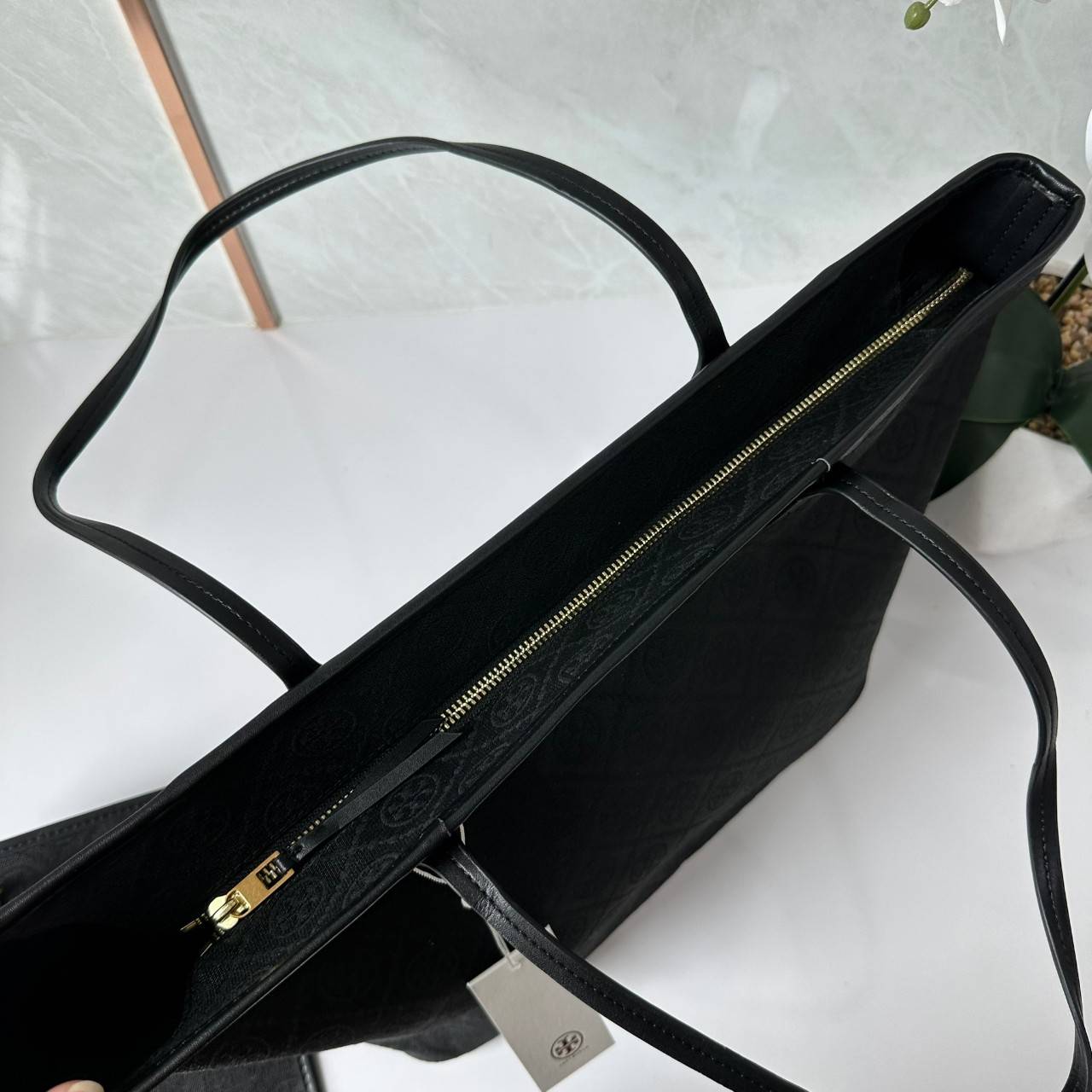 TORY BURCH T MONOGRAM ZIP TOTE (ใบใหญ่) / TORY TOTE BAG กระเป๋าทรงโท้ทพร้อมกระเป๋าใบใหญ่ วัสดุผ้าแจ็คการ์ดตัดขอบหนัง