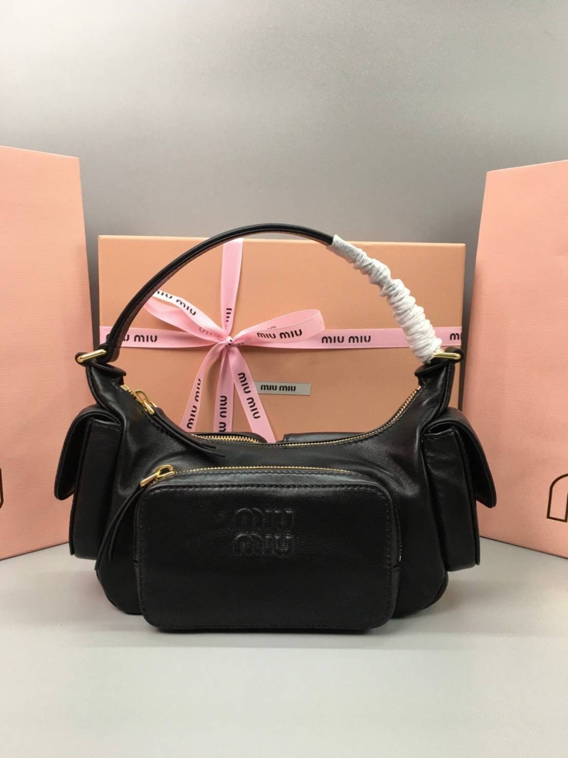 MIU MIU Nappa leather Pocket bag กระเป๋าถือสะพาย เกรดออริ ท็อป vip 1:1 เกรดงานปราณีตละเอียด หนังสวย เกรดดีสุด ใช้งานต่างประเทศได้