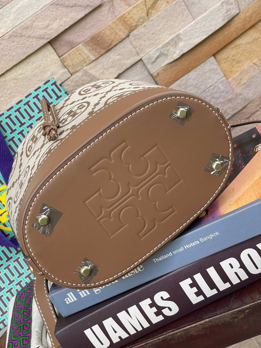 Tory Burch T Monogram jacquard bucket bag เปิดตัวกระเป๋า T MONOGRAM รุ่นใหม่ล่าสุดจาก TORY BURCH ครั้งแรกกับโมโนแกรม ที่ได้รับแรงบันดาลใจมาจากโลโก้สุดคลาสสิก กลับมาอีกครั้งในรูปแบบของ ลวดลาย T Monogram ที่ผสมผสานความร่วมสมัยเข้ากับความเป็นเอกลักษณ์ของแบรน