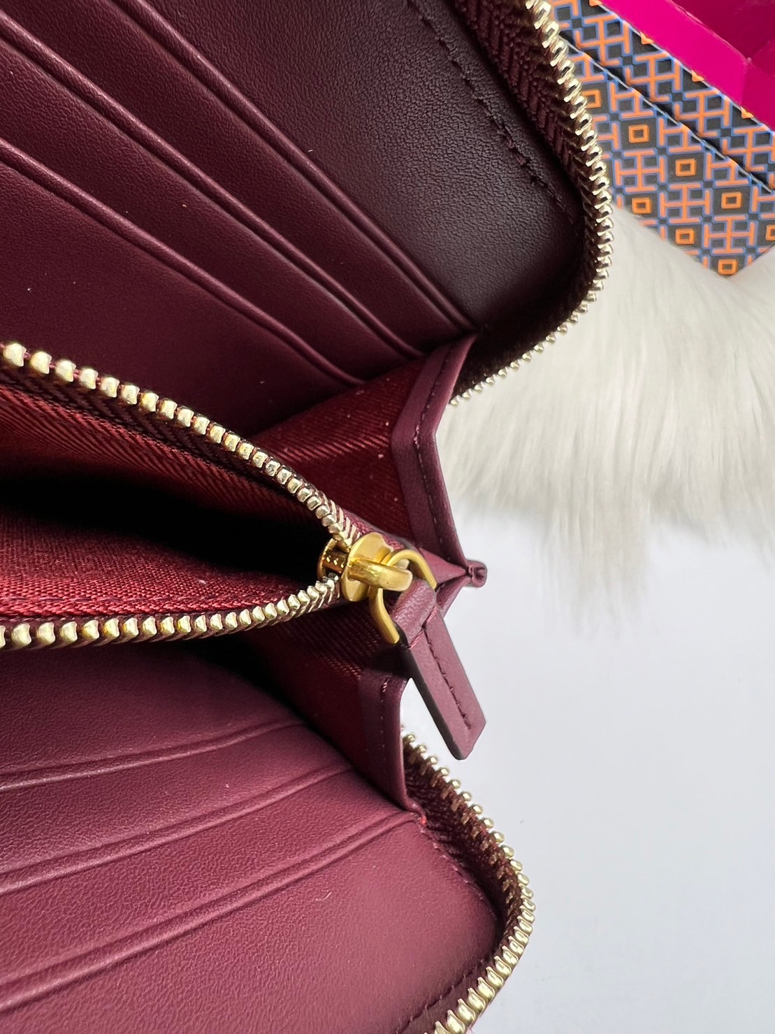 Tory Burch Charlie Zip Continental Wallet / Tory Wallet พร้อมส่ง กระเป๋าสตางค์ใบยาวสุดคลาสสิก ยังความเรียบหรูดูแพงด้วยโลโก้ด้านหน้า เป็นกระเป๋าสตางค์ทรงยาว ที่สามารถใส่บัตรได้หลายใบ