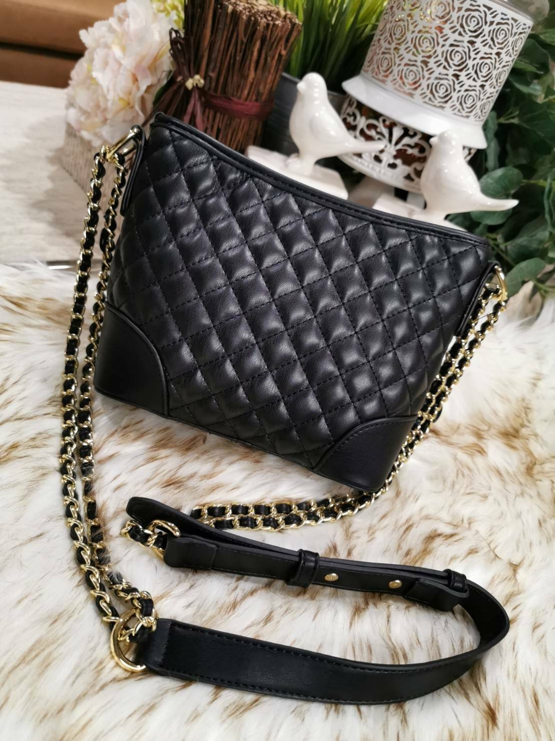 Guess Woman Factory Crossbody Bag กระเป๋าสะพายรุ่นใหม่ดีไซน์สวยหรูคลาสสิคจาก GUESS FACTORY วัสดุหนังเเกะสังเคราะห์เนื้อหนานิ่มลายตาราง เปิดปิดด้วยซิปสะดวกใช้ ด้านหน้ามีโลโก้ ภายในมีโลโก้ช่องใส่ของ และช่องซิป ใส่กระเป๋าสตางค์ใบยาว ของใช้ได้จุ มาพร้อมสายสะพ