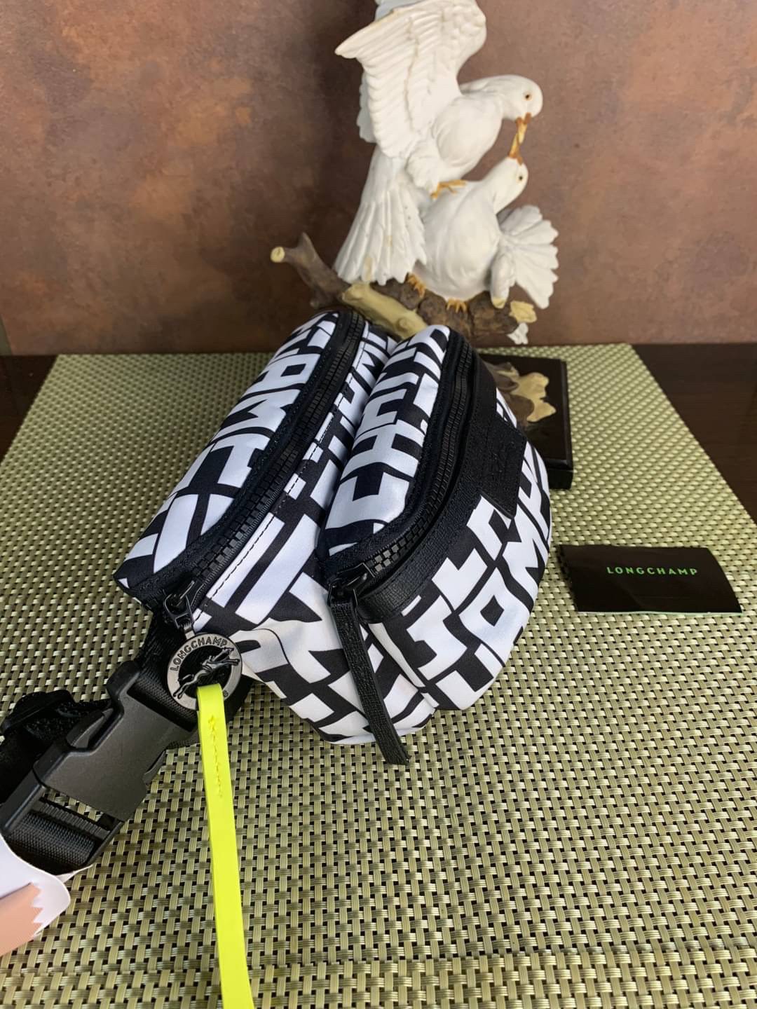 LONGCHAMP LE PLIAGE LGP BELT BAG M เท่ห์อย่างมีสไตล์กระเป๋าทรงคาดอกและคาดเอวดีไซน์แนวสปอร์ต เพิ่มความโดดเด่นทันสมัยด้วยลายซิกเนเจอร์ มีช่องซิปที่ใช้งานง่ายช่วยให้คุณหยิบใช้สิ่งของจำเป็นได้อย่างสะดวกและง่ายดาย และผสานสายรัดแบบปรับได้เข้ากับหัวเข็มขัดตัวล็อ