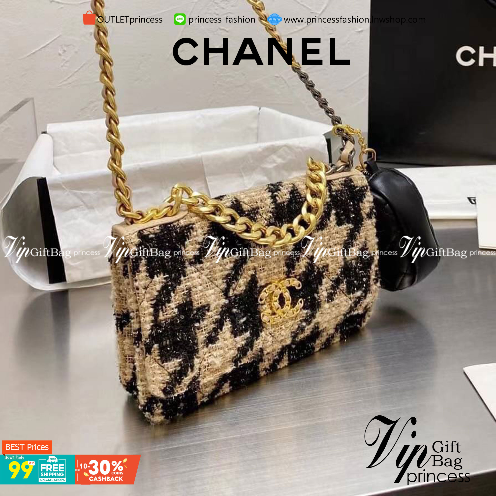 Chanel อเนกประสงค์ รุ่น Limited edition ลายวินเทจ พร้อมใบเล็ก หนังแท้ น้ำหนักเบา มีช่องใส่ของจุกจิก เปิดปิดด้วยฝาปิดกระดุม มีช่องใส่บัตร ช่องซิป ใส่กระเป๋าสตางค์ใบยาว ได้ค่ะ ตัวจริงสวยมากๆถูกใจรีบจองนะคะ ใส่มือถือได้ทุกรุ่น สายสะพายยาวคู่ สะพายได้สองแบบ ป