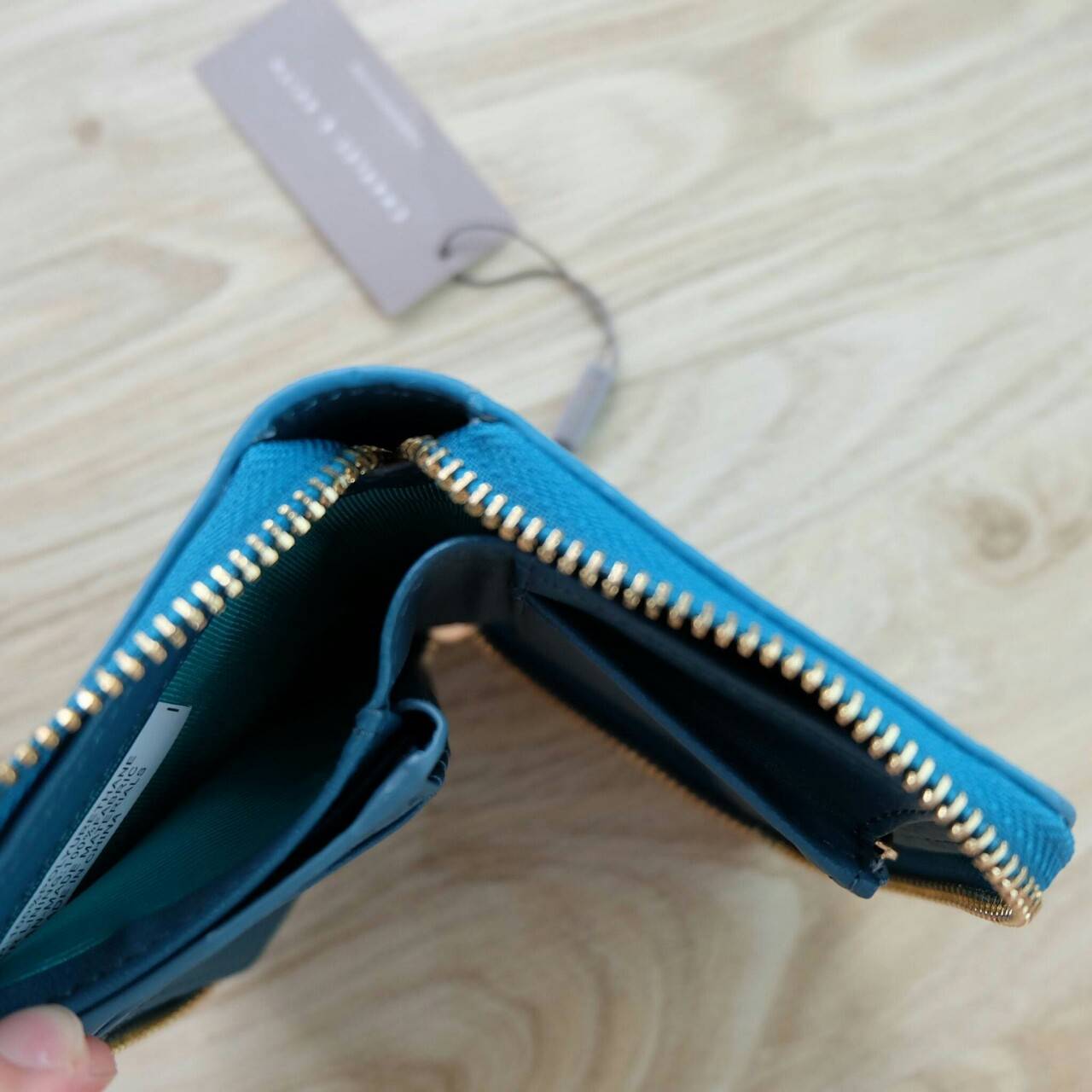 Charles & Keith Basic Square Wallet กระเป๋าสตางค์ใบสั้นซิปรอบ เปิด - ปิดกระเป๋าด้วยซิป ด้านในมีช่องใส่บัตร ช่องใส่ธนบัตร และช่องซิปใส่เหรียญค่ะ