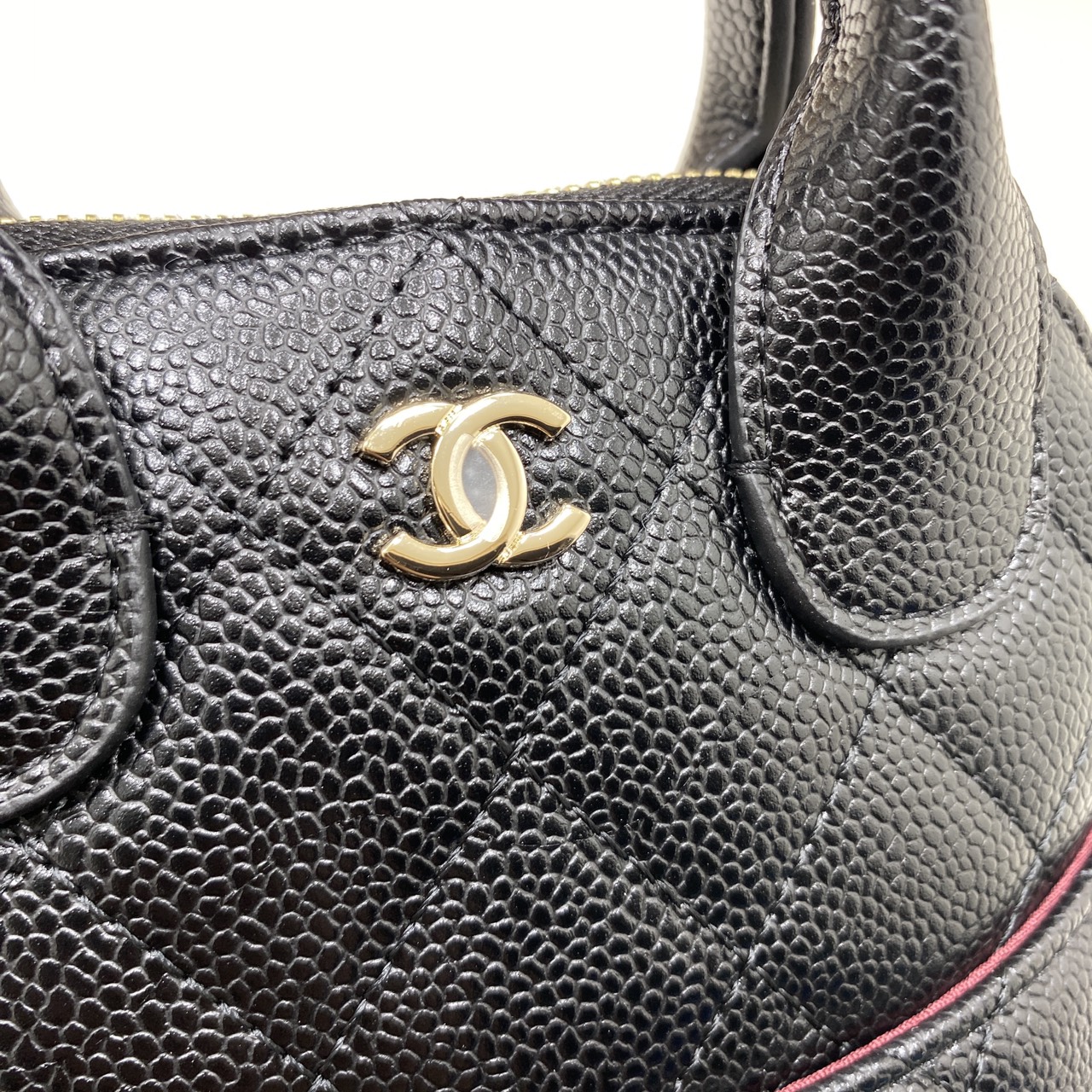 ORI หนังแท้ | Chanel Clutch with chain Bag / Chanel Bucket Bag กระเป๋าถือ กระเป๋าสะพายรุ่นใหม่ล่าสุด ในคอลเลกชัน Métiers d’art ปี 2024/25 ด้วยลูกเล่นของเนื้อสัมผัสและรูปแบบ