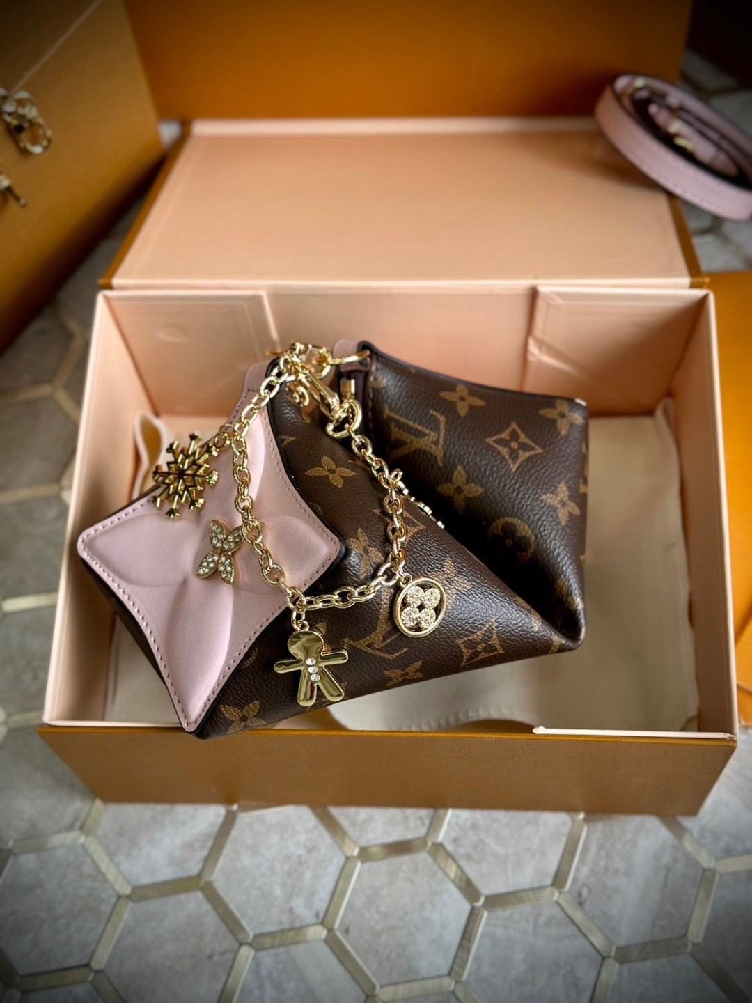 พร้อมส่ง 3 สี LV Bloom Pouch Monogram Flower coated canvas / Rose Jasmine / Banana / Denim กระเป๋าสะพายรุ่นใหม่ โดดเด่นด้วยรูปทรงทันสมัย Monogram Flower