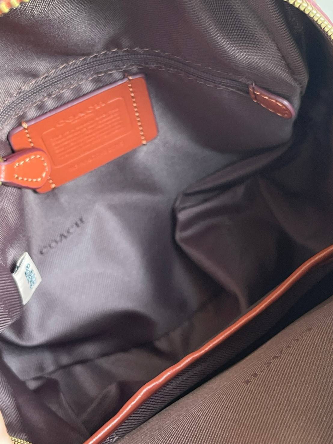 Coach Campus Backpack In Signature (Small) สาว ๆ คนไหนที่ชอบพกของเยอะและต้องการกระเป๋าที่ให้ความคล่องตัว ทะมัดทะแมง ใบนี้แนะนำเลยคะ ขนาดกำลังดี มีความหรูหราตามสไตล์ของ Coach ด้วยผ้าแคนวาสพิมพ์ลายเอกลักษณ์ของแบรนด์ มาพร้อมกับช่องซิปด้านหน้า เหมาะสำหรับจัดเ