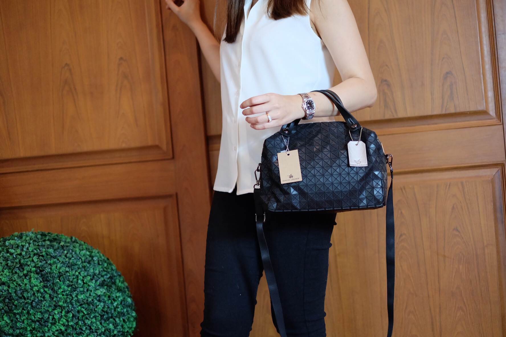 สินค้าขายดีที่สุด ทรงยอดฮิต จากแบรนด์ David Jones สวย น่ารัก ขนาดตอบทุกโจทย์การใช้งาน เห็นแล้วหลงรักเลยคะ ตัวกระเป๋าขนาดกำลังดี จุของคุ้ม สวยมาก ดูแลรักษาง่าย พร้อมสายสะพายยาว ภายในมีช่องซิป และช่องใส่ของจุกจิก 2 ด้าน เลยค่า มีถุงผ้าแบรนด์ให้คะ