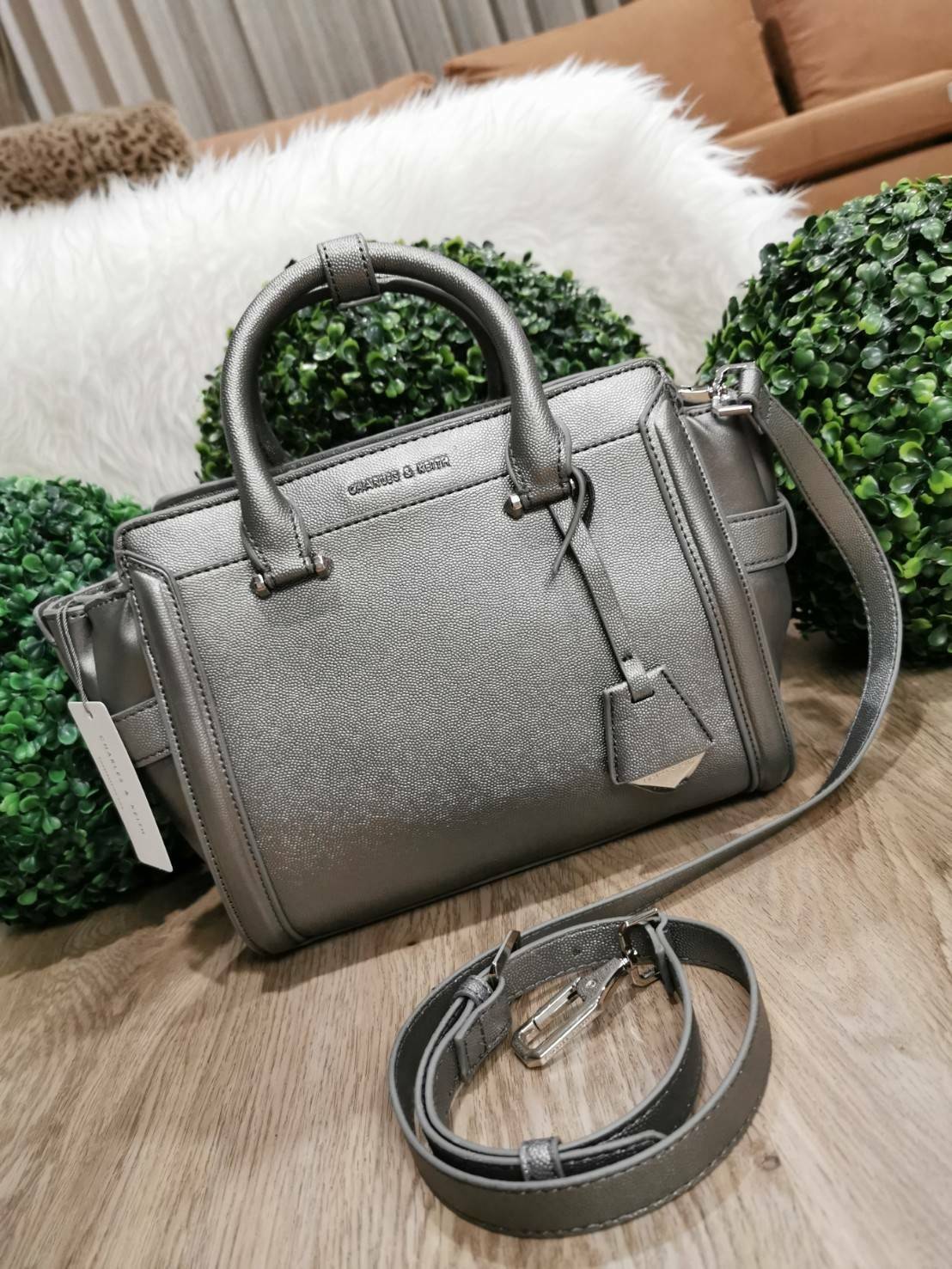 CHARLES & KEITH SAFFIANO TRAPEZE BAG กระเป๋าถือหรือสะพายรุ่นยอดนิยมดีไซน์สวยหรูวัสดุหนังคาเวียร์อยู่ทรง ด้านข้างเเต่งหนังช่องตัดดูมีดีเทล ด้านหน้ามีโลโก้ ด้านหลังมีช่องซิป เปิดปิดด้วยซิปหัวซิปแบรนด์ หูจับเเข็งแรง พับลงได้ พร้อมสายสะพายหนังปรับระดับได้ถอดไ