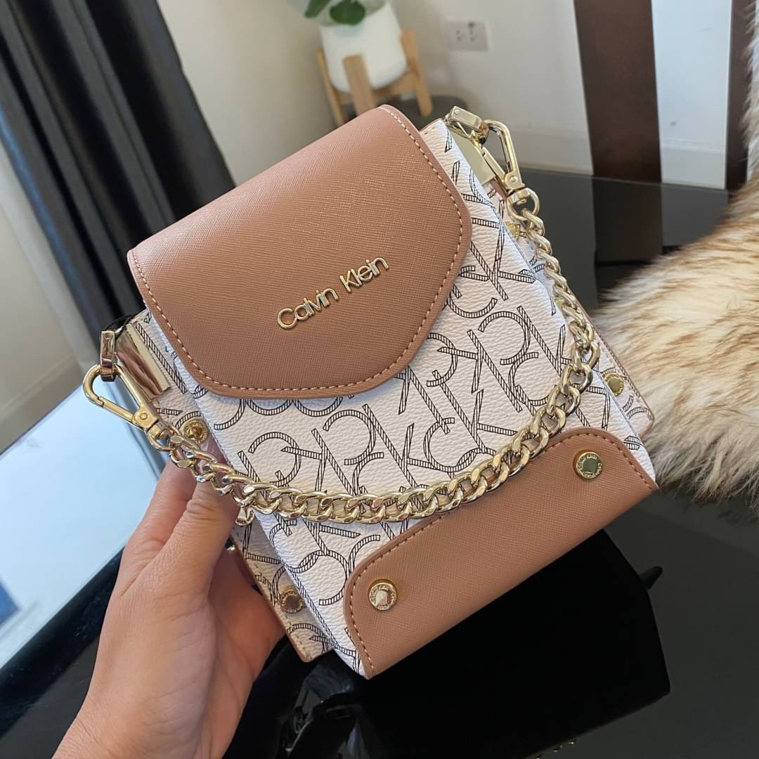 CALVIN KLEIN JEANS crossbody bag กระเป๋าถือหรือสะพาย ลายซิกเนเจอร์แบรนด์ทั้งใบ เปิด-ปิดกระเป๋าด้วยกระดุมแม่เหล็ก ด้านในแบ่งเป็น 2 ช่องหลัก และมีช่องเล็กใส่ของจุกจิก ซับในลายแบรนด์อย่างดี มาพร้อมสายสะพายยาวปรับระดับได้ฟรีไซต์ สามารถใช้ได้หลากหลายโอกาสค่ะ