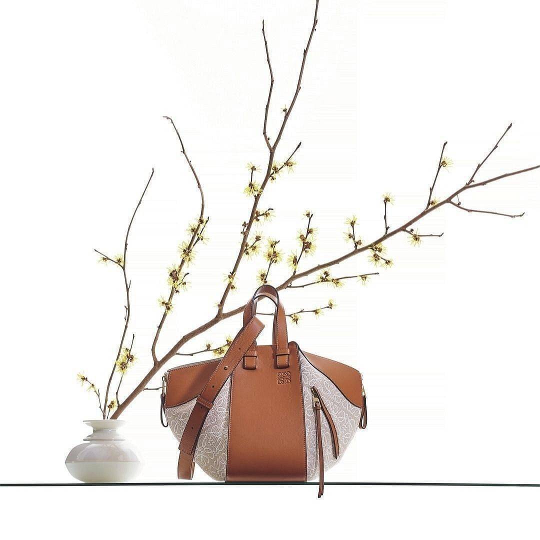 LOEWE ANAGRAM HANDLE & SHOULDER BAG GIFT WITH PURCHASE (GWP) กระเป๋าถือหรือสะพายพรีเมี่ยมกิ๊ฟ Limited จาก LOEWE PERFUME DUTYFREE รุ่น Rare items สุดๆวัสดุ Anagram Canvas & หนังแท้ Calfskin ดีไซน์สวยคงเอกลักษณ์แบรนด์ใบใหญ่กำลังดีน้ำหนักเบา สามารถปรับได้หลา