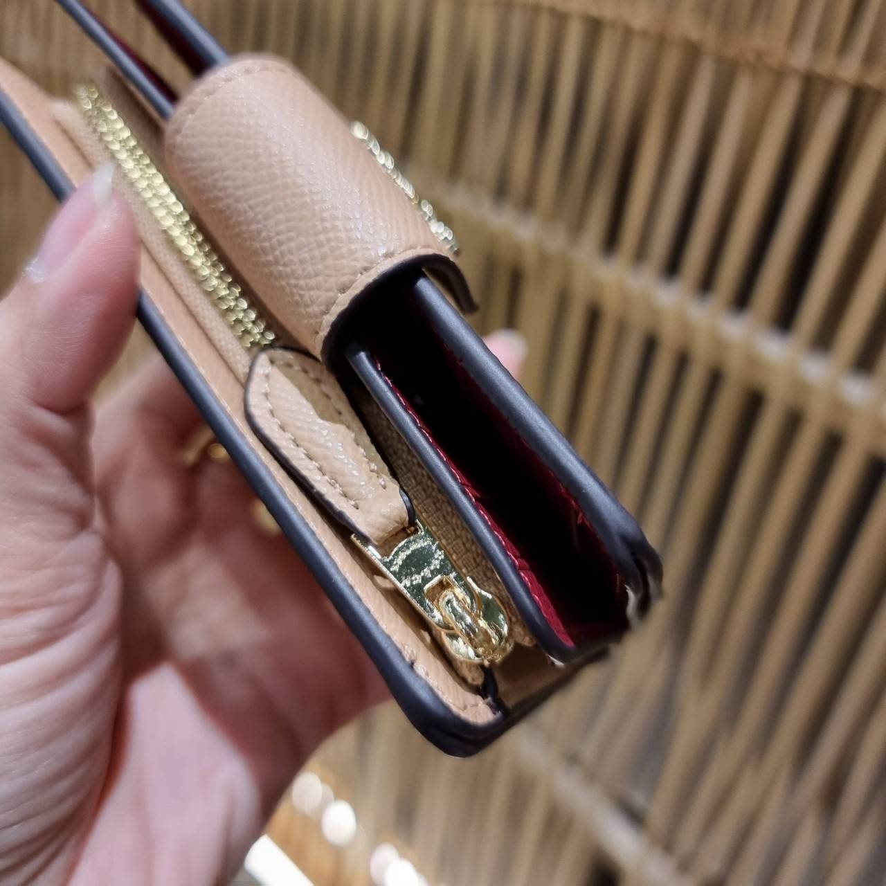 COACH 6390 MEDIUM CORNER ZIP WALLET เดอะเบสท์รุ่นที่สาวๆตามหา!! ดีไซน์ใหม่ สวยสะกด!! กระเป๋าสตางค์ใบกลาง สีคลาสสิค เรียบแต่แฝงความหรู บอกเลยว่ามันละมุนมาก!! ด้วยวัสดุหนัง crossgrain ที่ดูแลรักษาง่าย และยังดูผู้ดี ถือใช้แล้วขับผิวทุกสี ภายในมีช่องใส่บัตรแล