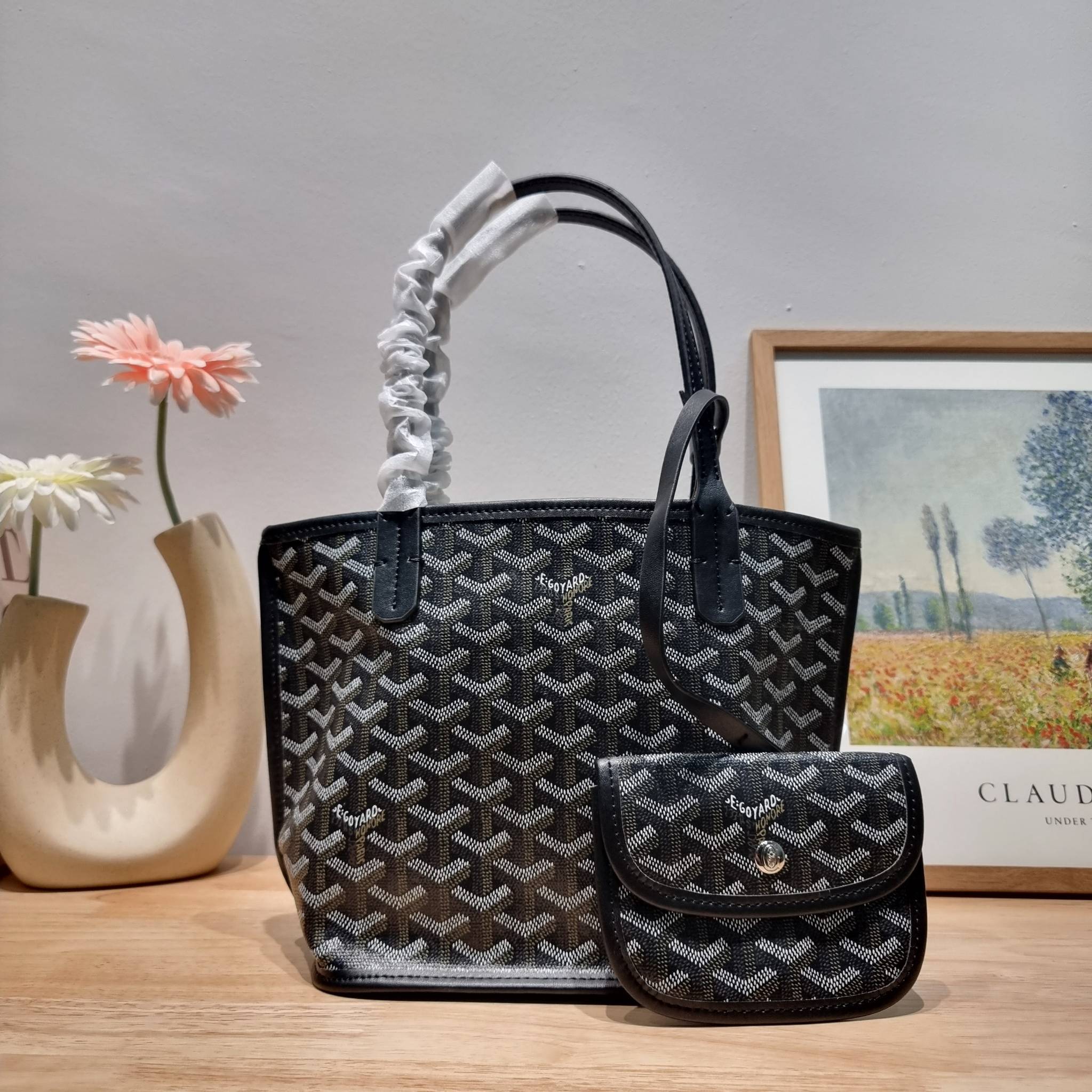 GOYARD MINI ANJOU REVERSIBLE TOTE ฮอตไอเท็ม กับกระเป๋าสะพายทรงโท้ท ไซส์มินิ กะทัดรัดมาก มาครบสีขายดี เลิศทุกสี รูปทรงคลาสสิค ดีไซน์เป็นเอกลักษณ์ ใช้งานได้หลากหลาย สามารถกลับด้านใช้ได้แบบไม่มีเบื่อ