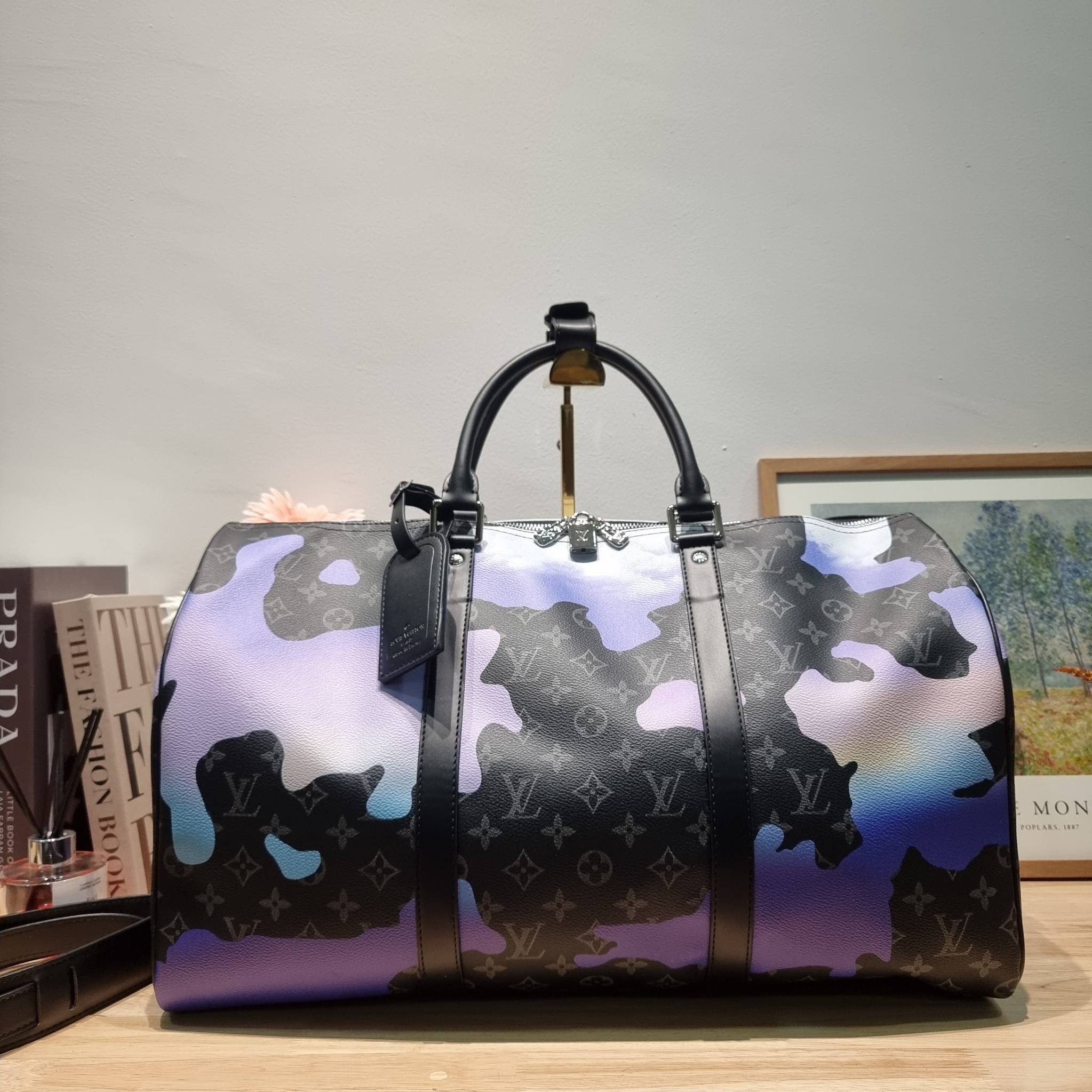 LV KEEPALL 45B BAG กระเป๋าเดินทางสุดคลาสสิค KEEPALL BANDOULIERE MONOGRAM ECLIPSE REVERSE MULTICOLOR สะท้อนแรงบันดาลใจจากคอลเล็คชั่น “Room with a View” สำหรับสิ้นปี 2022 ทึ่ใครๆก็เฝ้ารอ ไอเท็มที่จะทำให้การเดินทางไม่ธรรมดาอีกต่อไป ด้วยดีเทลความเป็นเอกลักษณ์