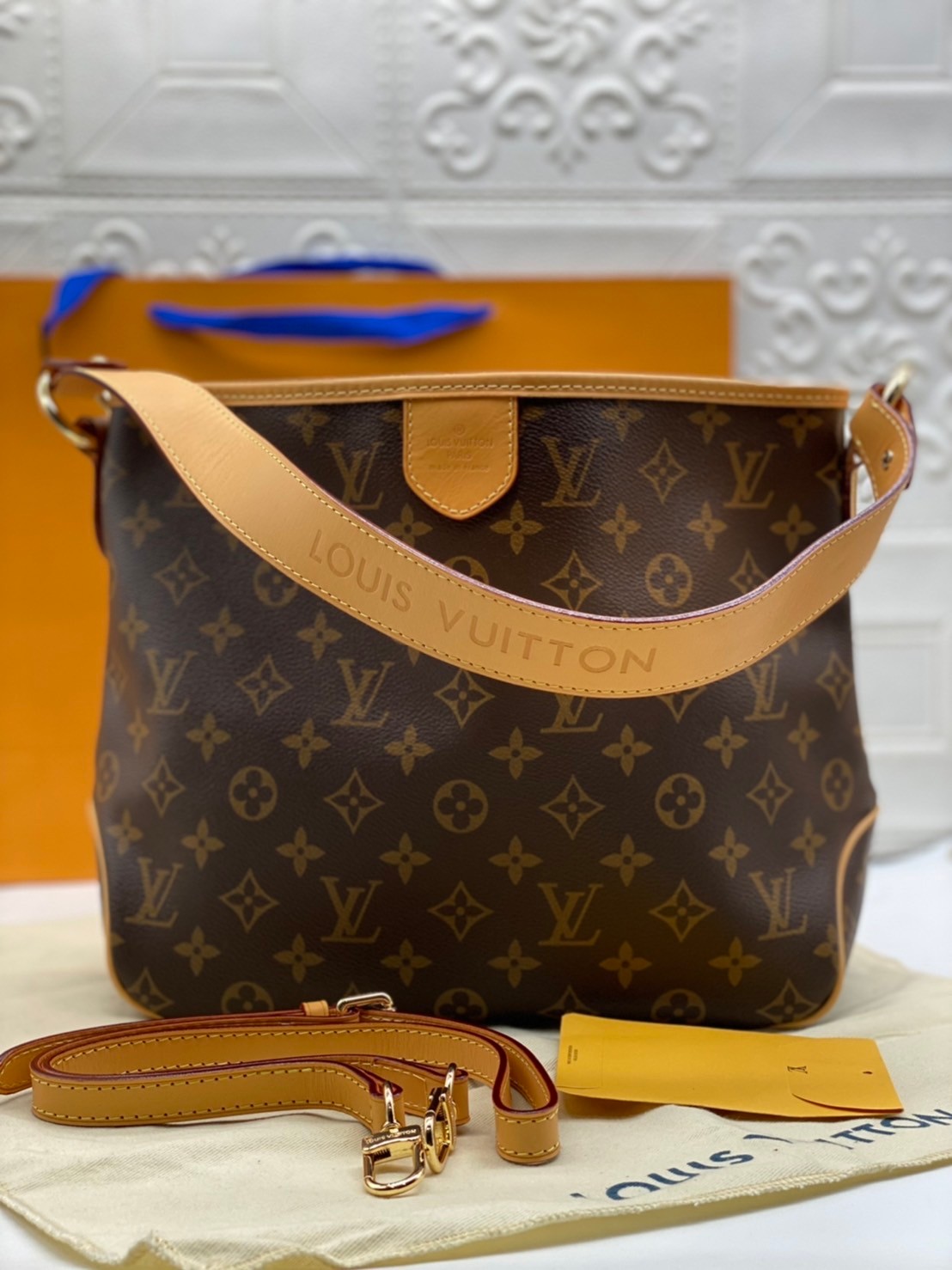 LV Monogram Delight Canvas มี 2 ขนาด กระเป๋าสะพายข้างทรงสูงใบใหญ่หนังแกะสังเคราะห์ หูหิ้วปั้มโลโก้ ด้านในมี1ช่องซิป 1ช่องใส่ของจุกจิ๊ก อะไหล่ทองหรูหรา มีสายยาว ถอดสายได้ ปรับระดับได้ จุของได้เยอะ หรูหรา สวยงาม เหมาะกับทุกโอกาศ ต้องมีติดตู้ห้ามพลาดเลยค่า
