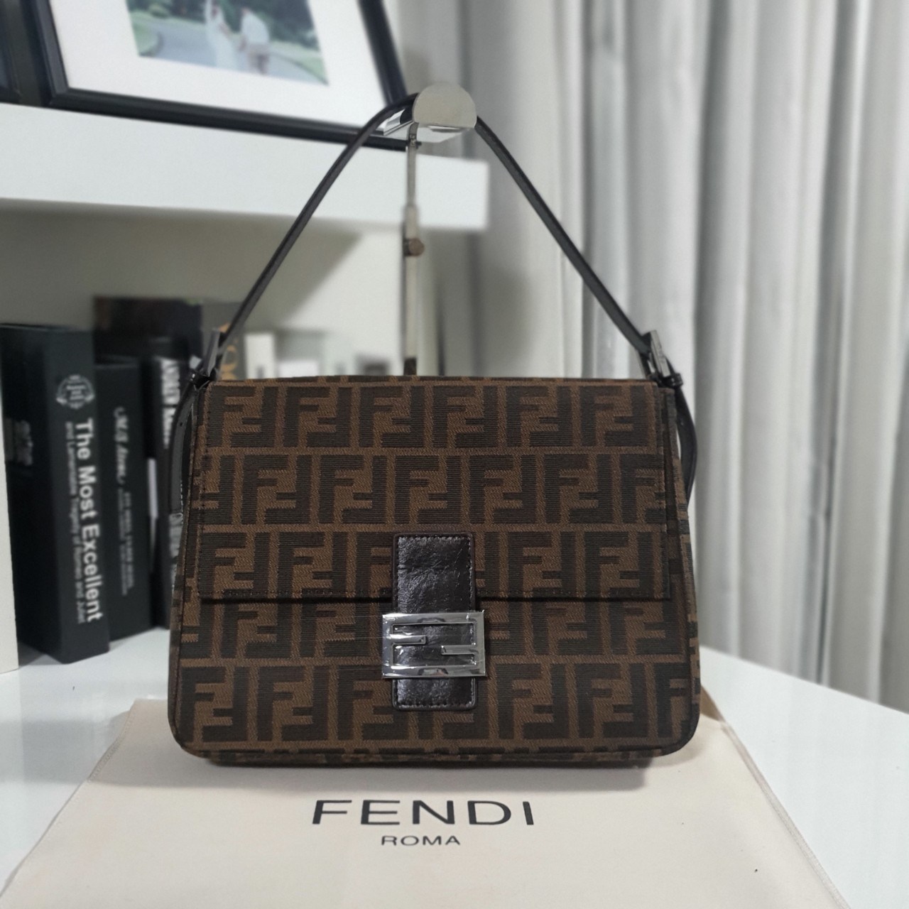 FENDI MAMMA BAGUETTE ZUCCA BROWN FABRIC BAG (GWP) พรีเมี่ยมกิ๊ฟ Limited Edition จาก FENDI วัสดุ CANVAS พิมพ์ลายแบรนด์ เปิดปิดด้วยฝาปิดกระดุมแม่เหล็ก ภายในมีช่องซิป ใส่ของแยกอีกช่อง สามารถใส่กระเป๋าสตางค์ยาว iphone เงิน ของจุกจิกได้ มาพร้อมสายสะพาย2แบบ ถอด