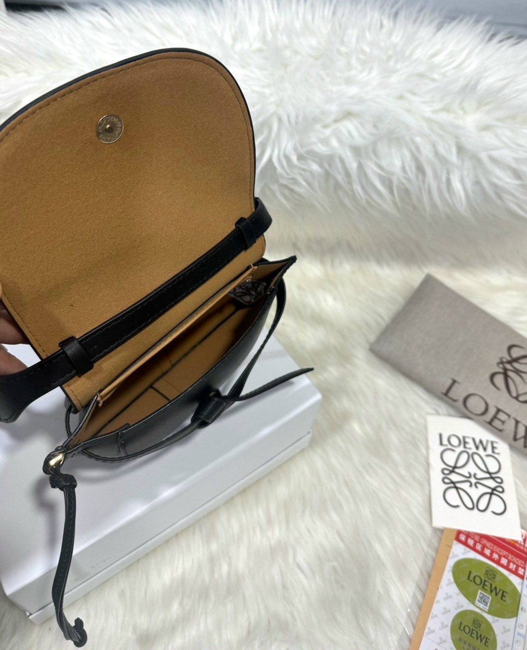 LOEWE Gate bag กระเป๋าสะพายทรงสวยสับสุดเริ่ดๆ ใช้ได้ทั้งหนุ่มๆและสาว คูลๆ สุดยอดแบรนด์ที่ดีไซน์เป็นเอกลักษณ์ โดดเด่น สวยหรู สไตล์คลาสสิค พร้อมสายสะพายสปอร์ต