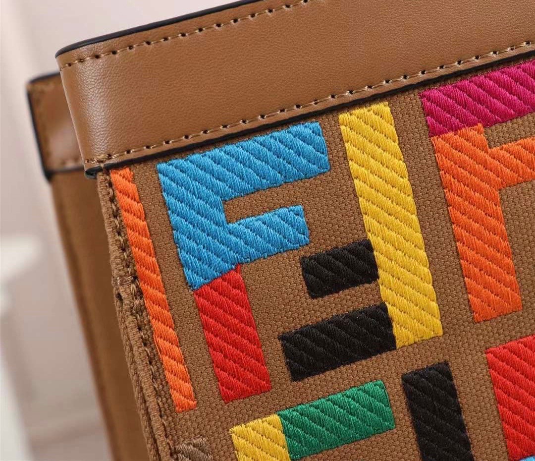 FENDI PEEKABOO X-TOTE BAG Multicolour 40cm เกรดเทพออริจินอล FENDI MONOGRAM SHOPPING BAG สวยมงลงมากค่ะ กระเป๋าสะพายข้างได้ ถือได้ ใบใหญ่ลายโมโนแกรม FF สวยมากทรงนี้ใช้เป็น everyday bag ได้ จุใจใส่ของได้เยอะ ตัวกระเป๋าผลิตจากผ้าทออย่างดี อยู่ทรงสวย ภายในโล่ง