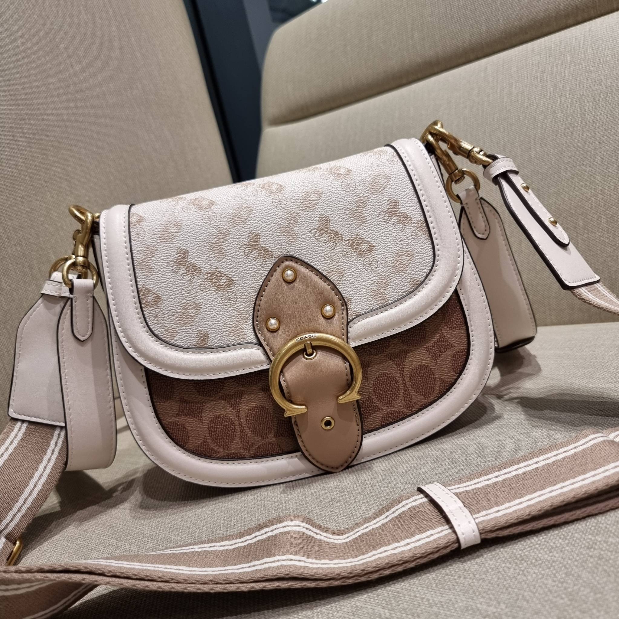 COACH C3837 BEAT SADDLE BAG WITH HORSE AND CARRIAGE PRINT The best item! ที่สาวๆรอคอย! ฮอตไฟลุก! สีหายาก ละมุนคุณหนู คอลเลคชั่นใหม่ ดีไซน์หรูหรา พิเศษมากๆมาพร้อมสายสะพาย 2 เส้น ใช้คู่กันหรือแยกสะพายก็สวยครบสูตร กระเป๋าสะพายทรง saddle คลาสสิค เปิด-ปิดด้วยก