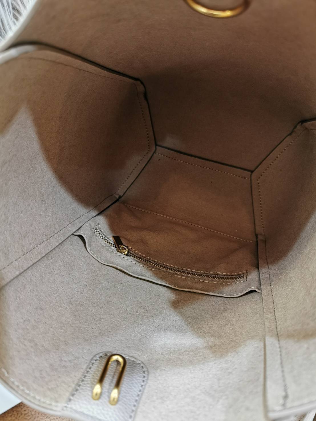 ซื้อ1ได้ถึง2! CELINE TRIOMPHE BUCKET BAG VIP GIFT WITH PURCHASE (GWP) พรีเมี่ยมกิ๊ฟ Limited Edition จาก CELINE PERFUME DUTY FREE COUNTER วัสดุหนังแท้ CALFSKIN ดีไซน์ทรง Bucket ขนาดกำลังดี มาพร้อมใบเล็กด้านในแยกใช้ได้ น้ำหนักเบา ภายในกว้างใส่ของใช้ได้เยอะพ