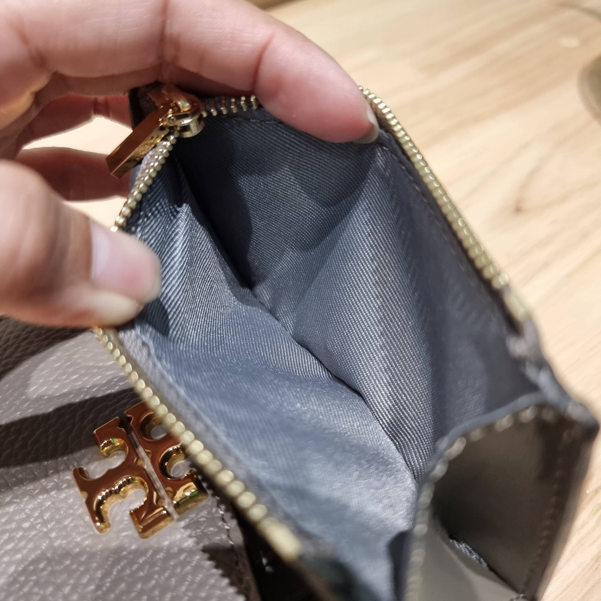 TORY BURCH KIRA MIXED MATERIALS MEDIUM FLAP WALLET กระเป๋าสตางค์ใบกลาง รุ่นยอดนิยม ดูหรูหรา ดูแพง ดีไซน์คลาสสิค ขนาดกำลังพอเหมาะ