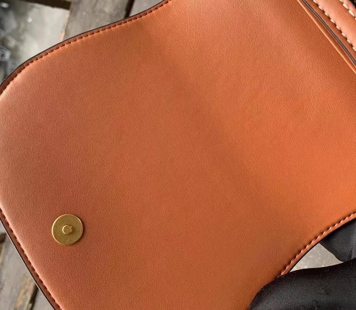 VIP 】หนังแท้ CELINE CROSSBODY BAG CELINE CRECY IN MAILLOM TRIOMPHE JACQUARD AND CAFTSKIN BAG กระเป๋าสะพายทรงสวยหรูอยู่ทรงเปิดปิดด้วยฝาปิดกระดุมโลโก้แบรนด์ ภายในโล่ง ขนาดกะทัดรัด น่ารัก สายสะพายหนังยาวปรับระดับได้จะสะพายไหล่หรือ CROSSBODY ก็ดูดี ตัวจริงสวย