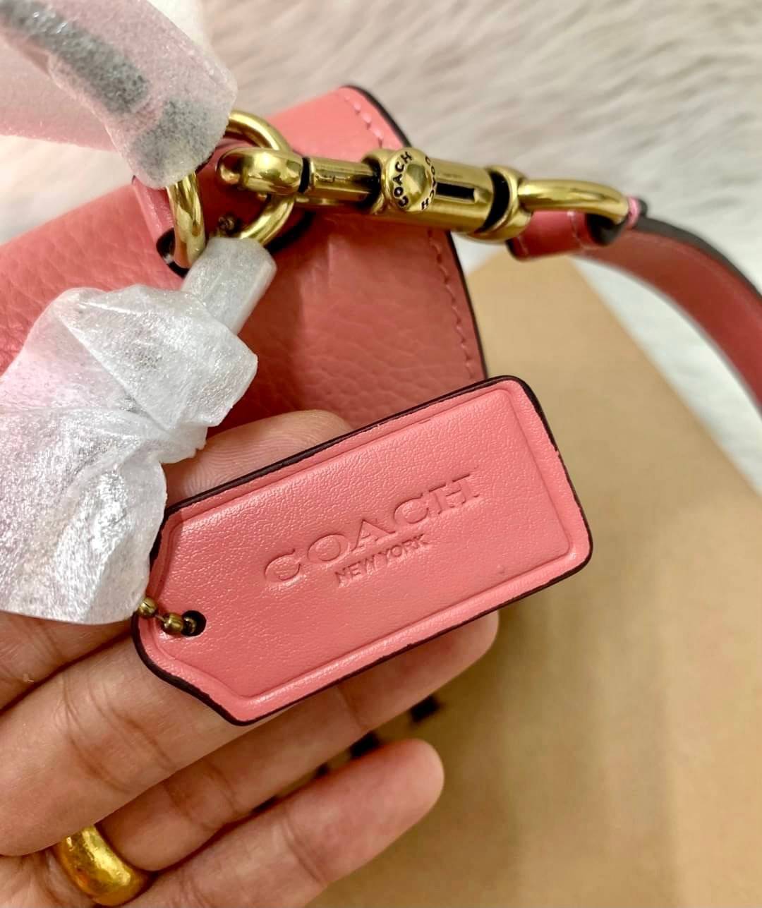 COACH TABBY TOP HANDLE 20 พร้อมส่งที่ไทยค่ะ! กระเป๋าหิ้ว//สะพายข้างได้ หนังแท้อย่างดี กหนึ่งใบทำหนังสองลายได้อย่างสวยงาม พร้อมโลโก้รุ่นใหม่ล่าสุดดูดีมากๆค่ะ เปิดปิดกระเป๋าแบบกดล็อค ภายในมีช่องหลักสองช่อง ใส่มือถือได้ทุกรุ่น;กระเป๋าเงินใบกลางได้;ของจำเป็นจ