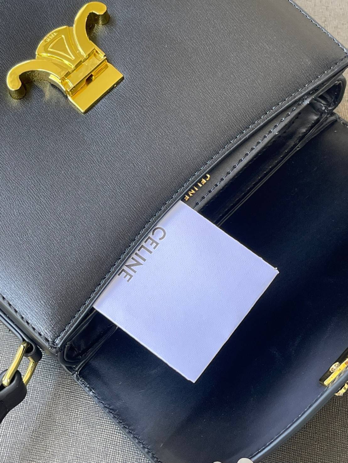 VIP 🥂 CELINE TEEN BESACE TRIOMPHE IN SHINY กระเป๋าสะพายคาดลำตัวรุ่นนี้นับว่าเป็นกระเป๋าอีกหนึ่งรุ่นในซีรีส์ Triomphe ที่ได้รับความนิยมอย่างมาก ด้วยรูปร่างทรงโค้งมนมีความคลาสสิกตามแบบฉบับของ Celine เพิ่มความหรูหราและโดดเด่นด้วยการตกแต่งด้วยโลโก้โลห