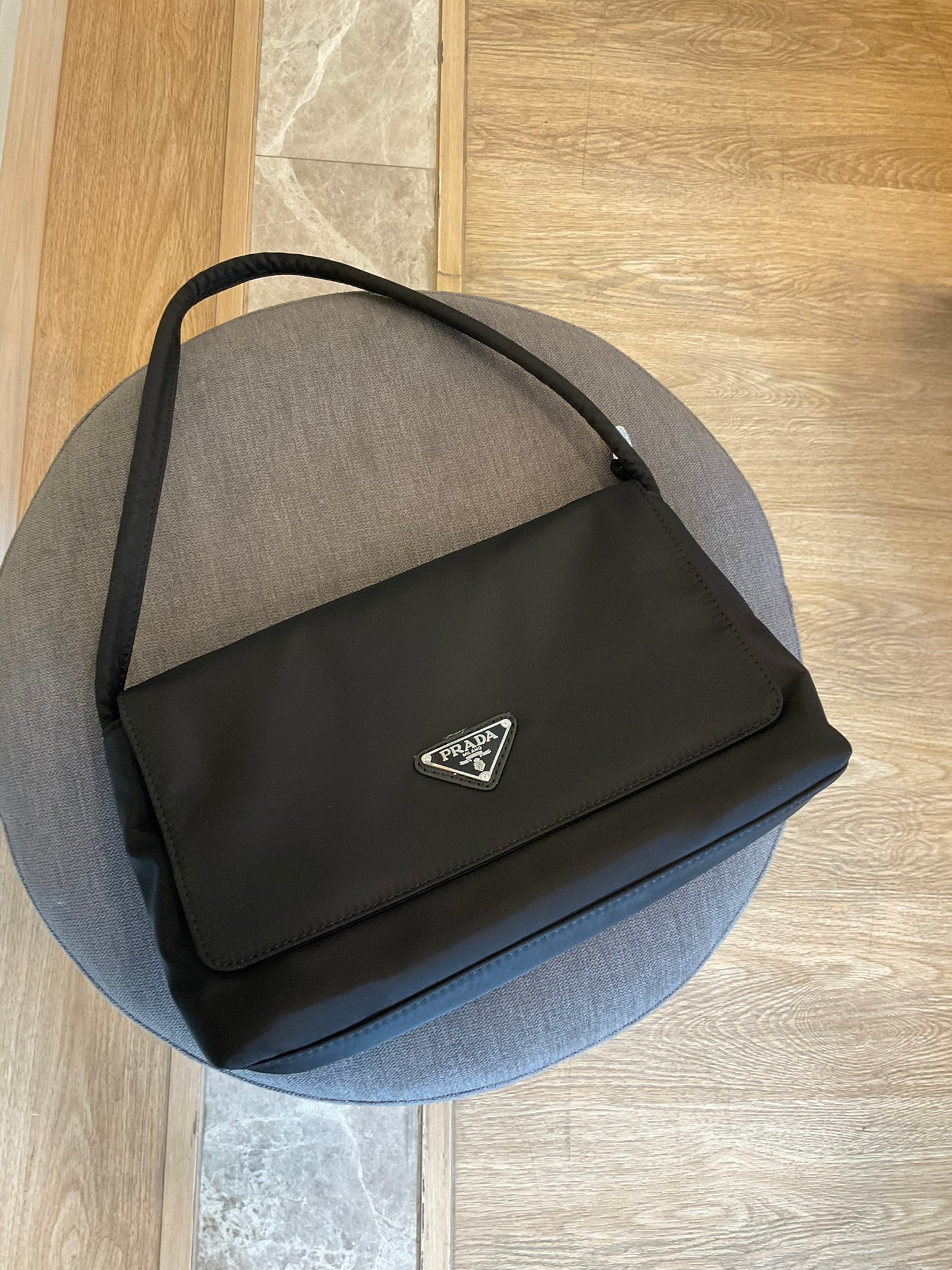 Prada nylon shoulder bag ทรงยอดฮิตของคุณผู้หญิงเลยค่ะ วัสดุทำจากผ้าNylon อย่างหนา กันน้ำได้คะ มีโลโก้แบรนด์อยู่ข้างหน้า ตัวกระเป๋าอยู่ทรง อะไหล่เงินทั้งใบ ด้านในบุผ้าลายแบรนด์อย่างดี