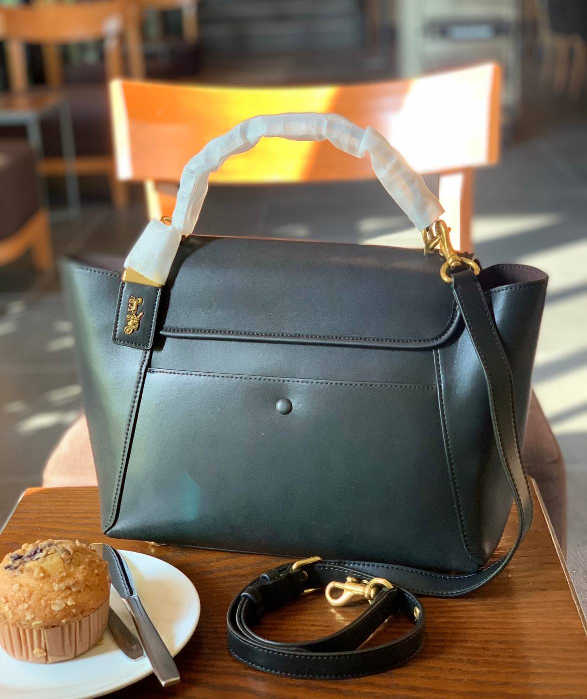 COACH COURIER CARRYALL 23 IN COLORBLOCK SIGNATURE CANVAS พร้อมส่ง 7 แบบ พร้อมส่ง ลุคดูไฮสุดๆค่ะ! กระเป๋าสะพายหนังหรูหราและคลาสสิค หนังแท้ชั้นดีที่สุด น้ำหนักเบา หนังสวยมากก สัมผัสแล้วหลงรักแน่นอนจ้าา😘