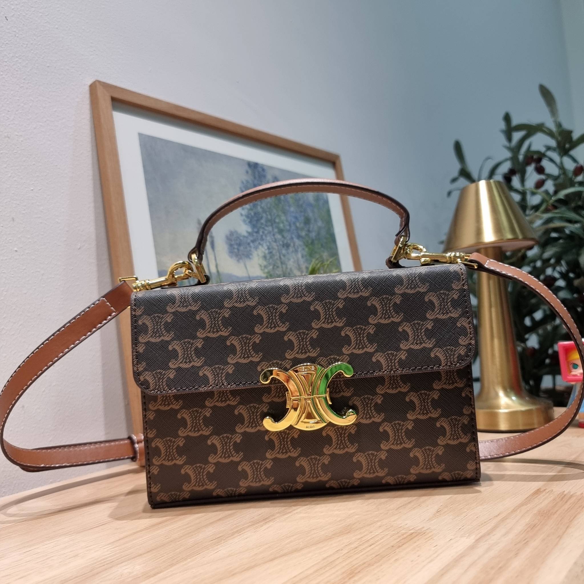 CELINE BOX TRIOMPHE IN TRIOMPHE CANVAS กระเป๋าสะพายสวยอยู่ทรง ดีไซน์เอกลักษณ์ ใช้งานง่ายด้วยอะไหล่กดล็อค วัสดุหนังแคนวาสทนทาน