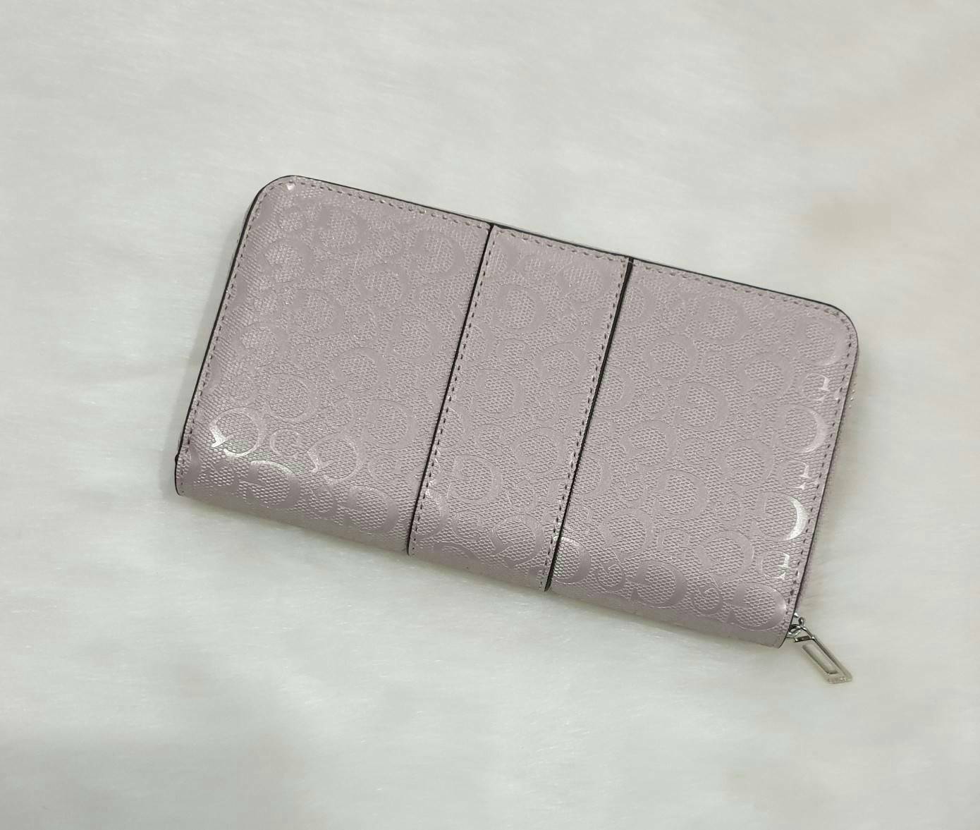 Guess women zip around long wallet กระเป๋าสตางค์หนังทรงซิปรอบลาย G ด้านหน้าติดโลโก้แบรนด์ด้วยโลหะสวยหรู ภายในมีช่องใส่ธนบัตร ช่องใส่บัตรหลายช่อง มีช่องซิปใส่เหรียญ สามารถใส่ไอโฟนพลัสได้ สวยคุ้ม น่าใช้มากๆค่า