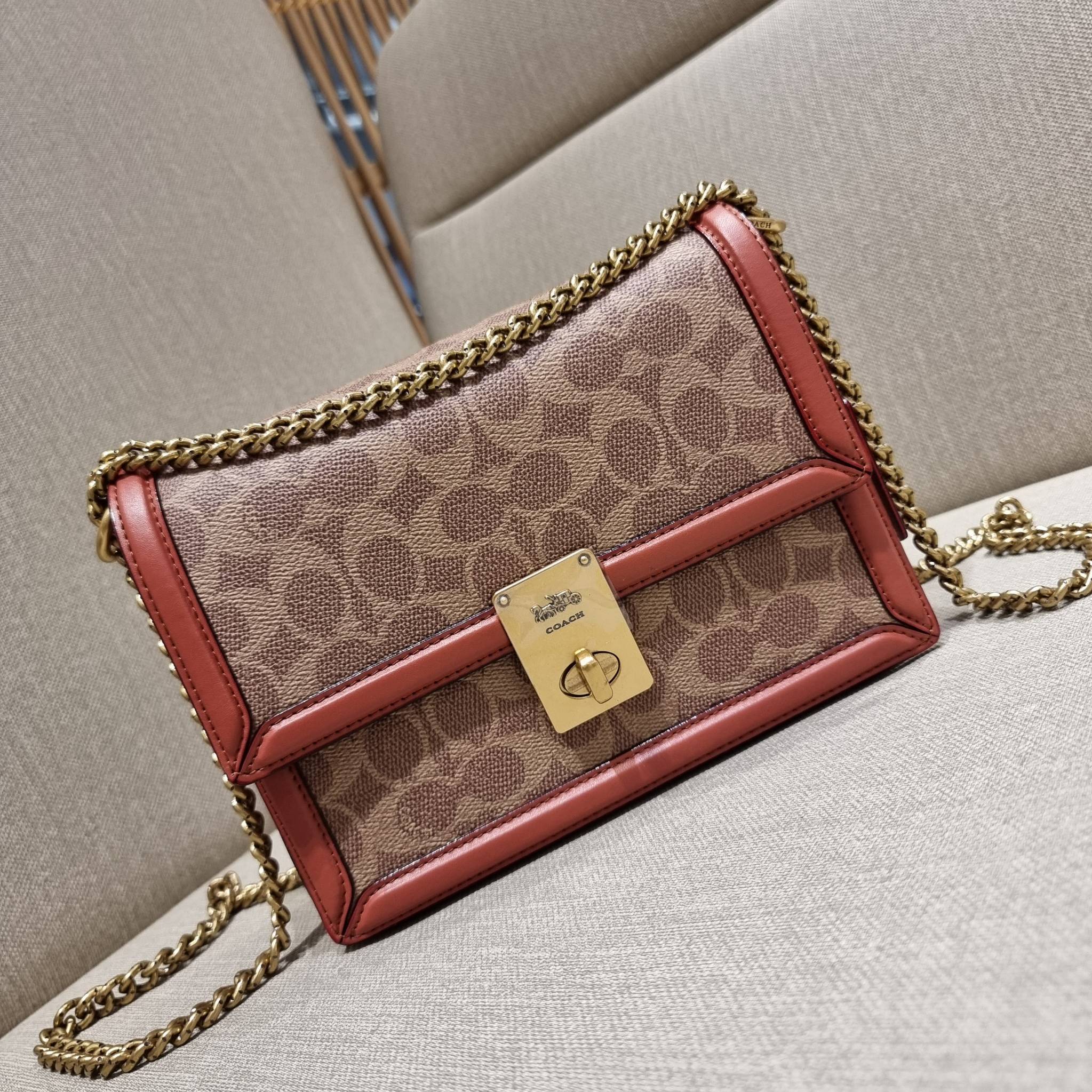 COACH 3492 HUTTON SHOULDER BAG IN SIGNATURE CANVAS sold out ไปกันทั่วหน้าในหลายประเทศ กับกระเป๋าสะพายที่สุดของความหรู ดีไซน์คลาสสิควินเทจ ลูกเล่นสีแทนสนิมตัดกับอะไหล่สีทองเหลืองดูย้อนยุคและหรูหรา วัสดุหนังแคนวาสสลับหนังแท้ สายสะพายโซ่สลับหนัง ปรับสะพายได้