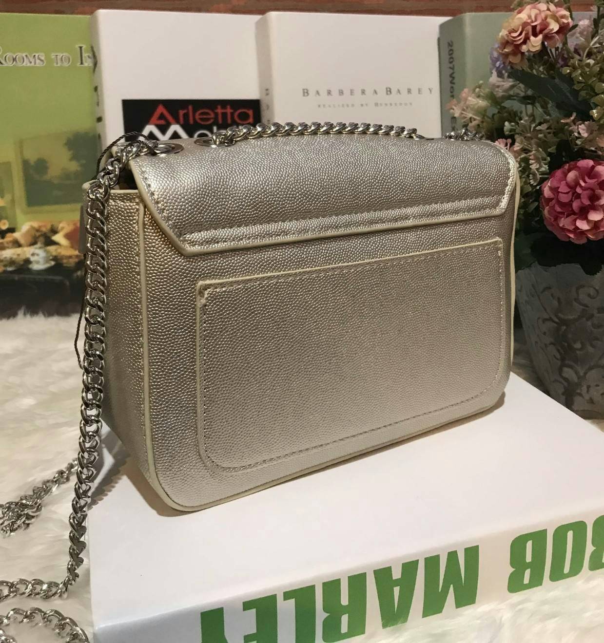 CHARLES & KEITH PUSH-LOCK CHAIN SLING BAG Best seller กระเป๋าอยู่ทรงสวย วัสดุลายคาร์เวียร์หนังสวยใช้ เปิดปิดด้วยตัวล็อค ด้านในมีช่องซิป 1 ช่อง จะสะพาย แบบสายโซ่คู่/เดี่ยวก็สวยน่ารักค่ะ