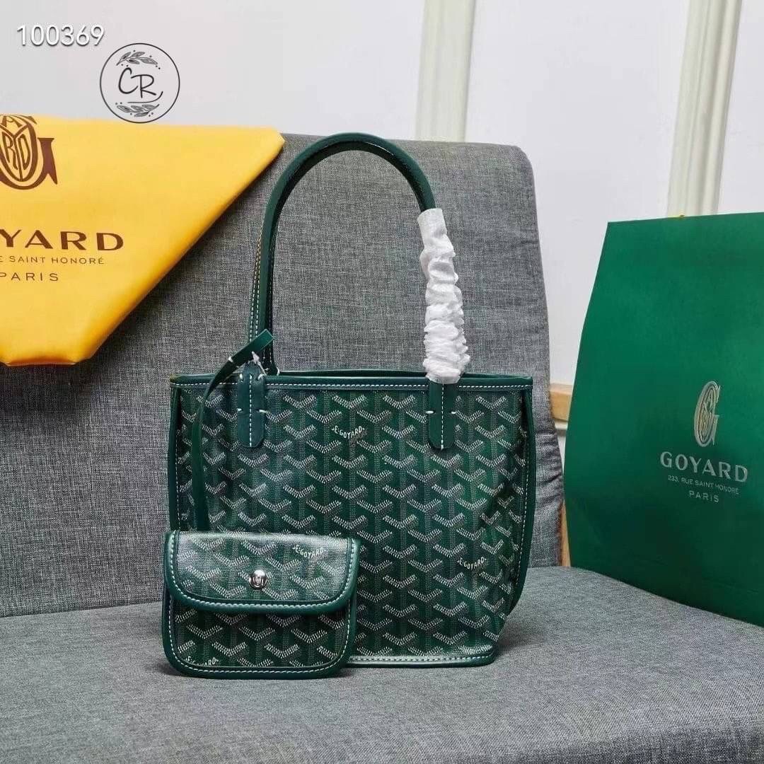 GOYARD ANJOU TOTE MINI ฮอตไอเท็ม กับกระเป๋าสะพายทรงโท้ท ไซส์มินิ กะทัดรัดมาก มาครบสีขายดี เลิศทุกสี รูปทรงคลาสสิค ดีไซน์เป็นเอกลักษณ์ ใช้งานได้หลากหลาย สามารถกลับด้านใช้ได้แบบไม่มีเบื่อ