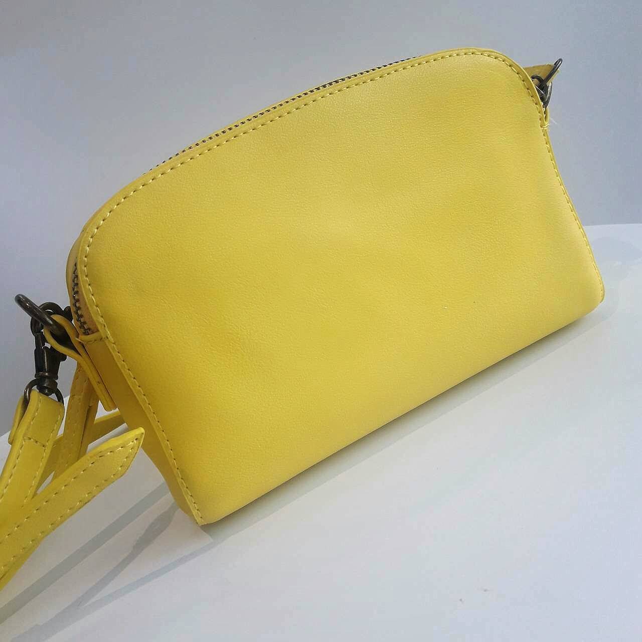 CATH KIDSTON MINI LEATHER DOUBLE ZIP BAG Restock !!รุ่นขายดีอีกรุ่น วัสดุหนัง pu เป็นกระเป๋าคล้องมือหรือสะพาย Cross Body หนังเรียบอยู่ทรงสวยขนาดมินิน่ารักกำลังน่ารัก เปิดปิดด้วยซิป 2 ช่อง หัวซิปหนังแท้ปั้มโลโก้ ด้านหน้าประดับอะไหล่โลโก้แบรนด์ ภายใน Cotton