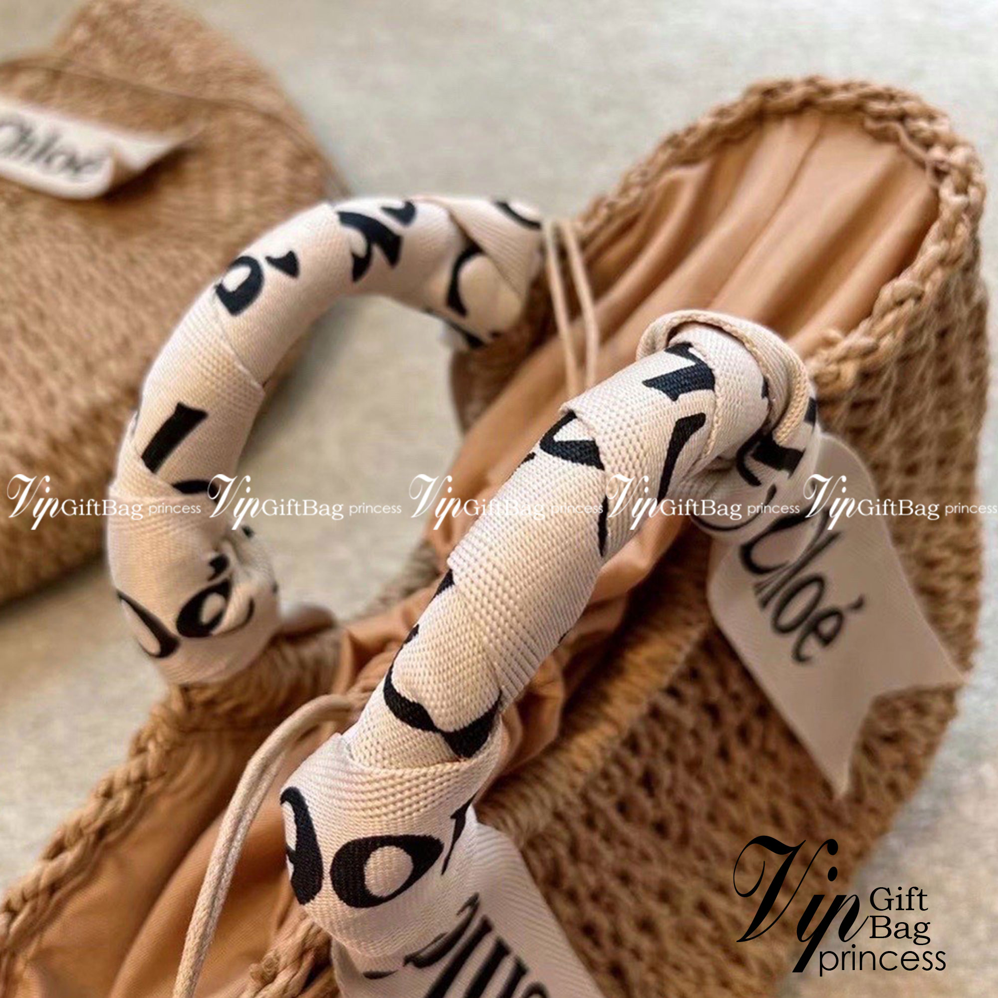 Chloe Straw Handbag Summer Beach Weave กระเป๋าสานสไตล์มินิมอล ซับในผ้าอย่างดี มาพร้อมผ้าผูกหูกระเป๋า สวยลงตัวรุ่นนี้ไม่ควรพลาดน้า สวยปังไม่ไหว ภาพสินค้าถ่ายจากงานขายจริง น่ารักมากค่ะ