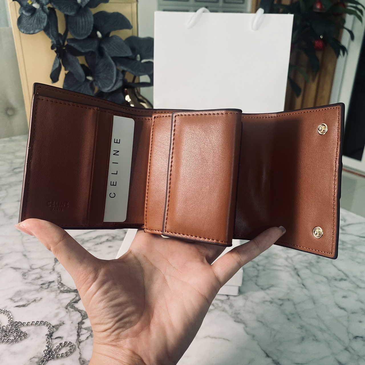 CELINE TRIFOLD WALLET กระเป๋าสตางค์ 3 พับ พร้อมสายสะพายโซ่ crossbody สะพายไหล่ได้ เริ่ดเว่อร์! ไอเท็มสุดฮอต exclusive ดีไซน์สุดคลาสสิค วินเทจ เรียบง่ายแต่หรูหรา