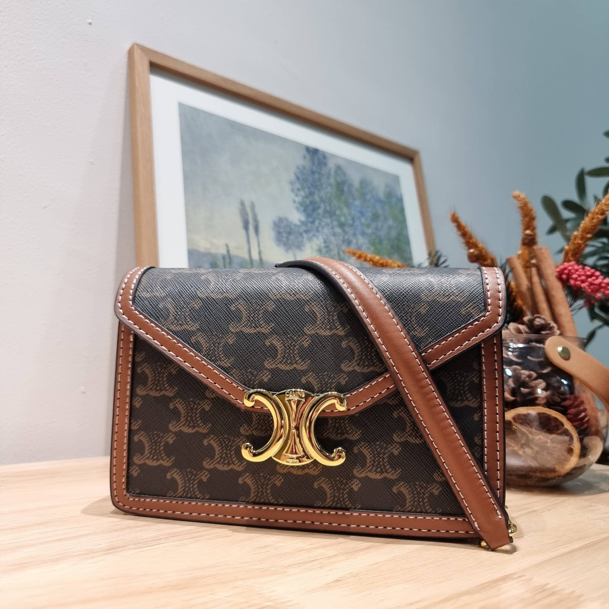 CELINE WALLET ON CHAIN TRIOMPHE CANVAS AND CALFSKIN ใหม่ล่าสุด สวยเฉี่ยว ไม่เหมือนใคร กับกระเป๋าสะพายกึ่งกระเป๋าสตางค์ ที่ใช้งานได้หลากหลายฟังก์ชั่น สะพายข้างได้ ถอดสายออกพกเป็นคลัทช์ได้