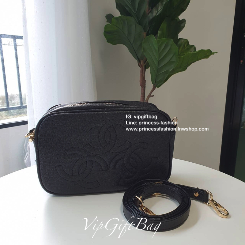 CHANEL VIP GIFT BAG รุ่น CAVIER CROSSBODY กระเป๋าของสมนาคุณ จากพรีเมี่ยมกิ้ฟแบรนด์ดังอย่าง CHANEL วัสดุหนังสังเคราะห์ ลายคาเวียร์สุดหรูเต็มใบ #เล่นแสงสวยมาก ด้านในเปิดปิดด้วยซิปCC อะไหล่ทอง มีช่องซิปแยกอีกหนึ่งช่อง สามารถใส่กระเป๋าสตางค์ใบยาว ของจุกจิกได้