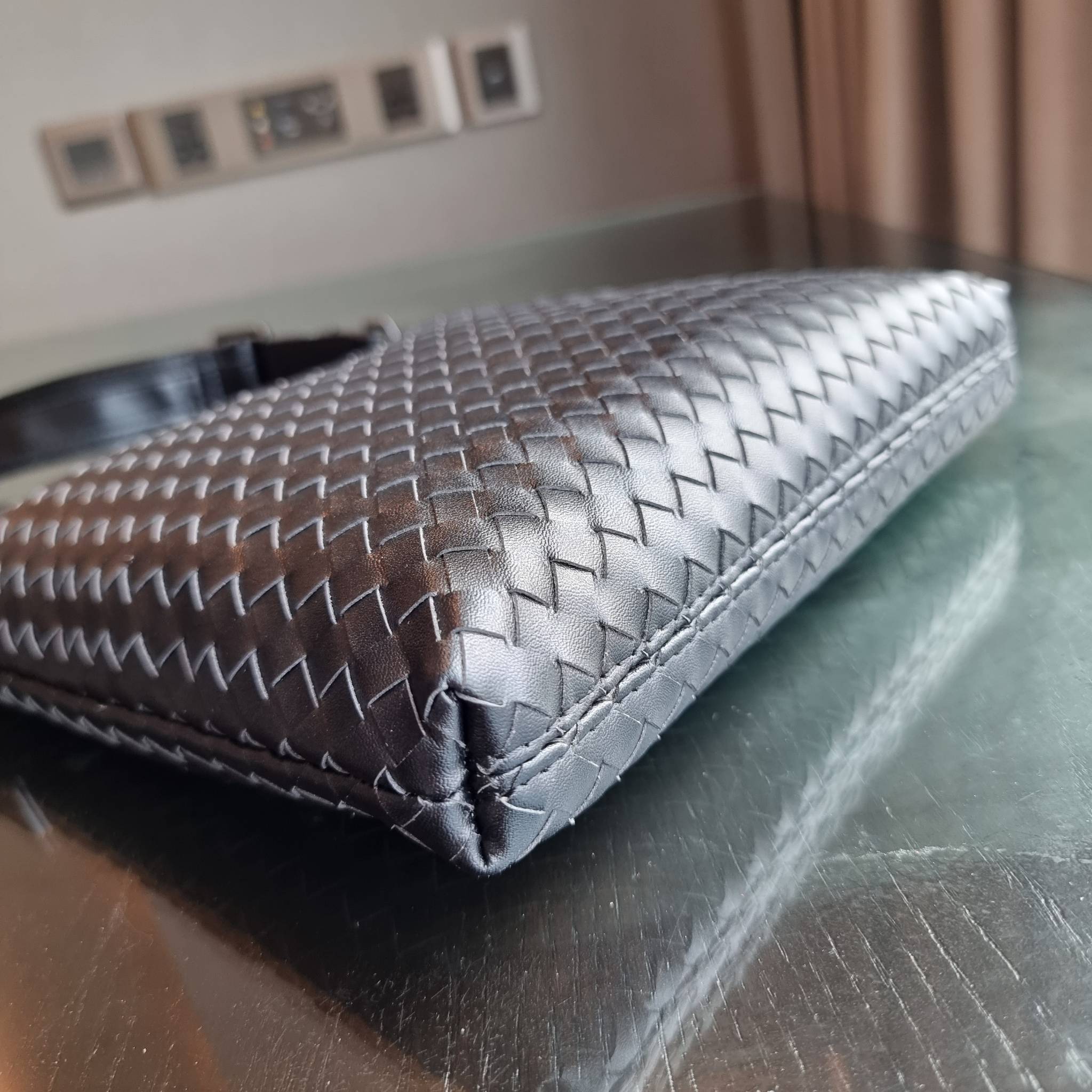 VIP 】อีกหนึ่งไอเท็มเด็ดที่หนุ่มๆรอคอย กระเป๋าสะพายข้างทรงแมสเซนเจอร์ B.ottega venata vip bag ดีไซน์คลาสสิคเอกลักษณ์ ลายสานเรียบหรู ดูแพง ทรงผู้ดี หล่อไปอีก อัพลุคไปอีก วัสดุหนังวัวเต็มใบ เปิด-ปิดด้วยซิป ภายในโล่งกว้างใส่ของได้ครบถ้วนสิ่งสำคัญ สายสะพายปรับ