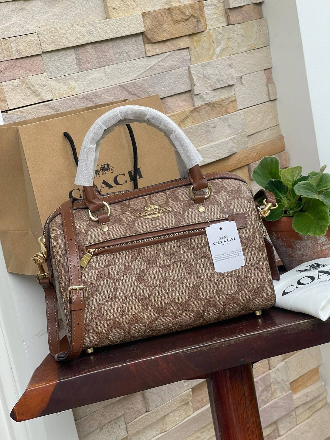 COACH Signature Canvas Rowan Satchel Crossbody จุดเด่นของกระเป๋าทรงsatchel bag คือรูปทรงของกระเป๋าดูแข็งแรง มั่นคง ไม่เสียทรงง่าย มาพร้อมหูหิ้วที่ด้านบนของกระเป๋า ลายแคนวาสที่เป็นซิกเนเจอร์แบบเอกลักษณ์ ช่องใช้งานทุ้งภายในและภายนอก นอกจากนี้ กระเป๋าประเภทน